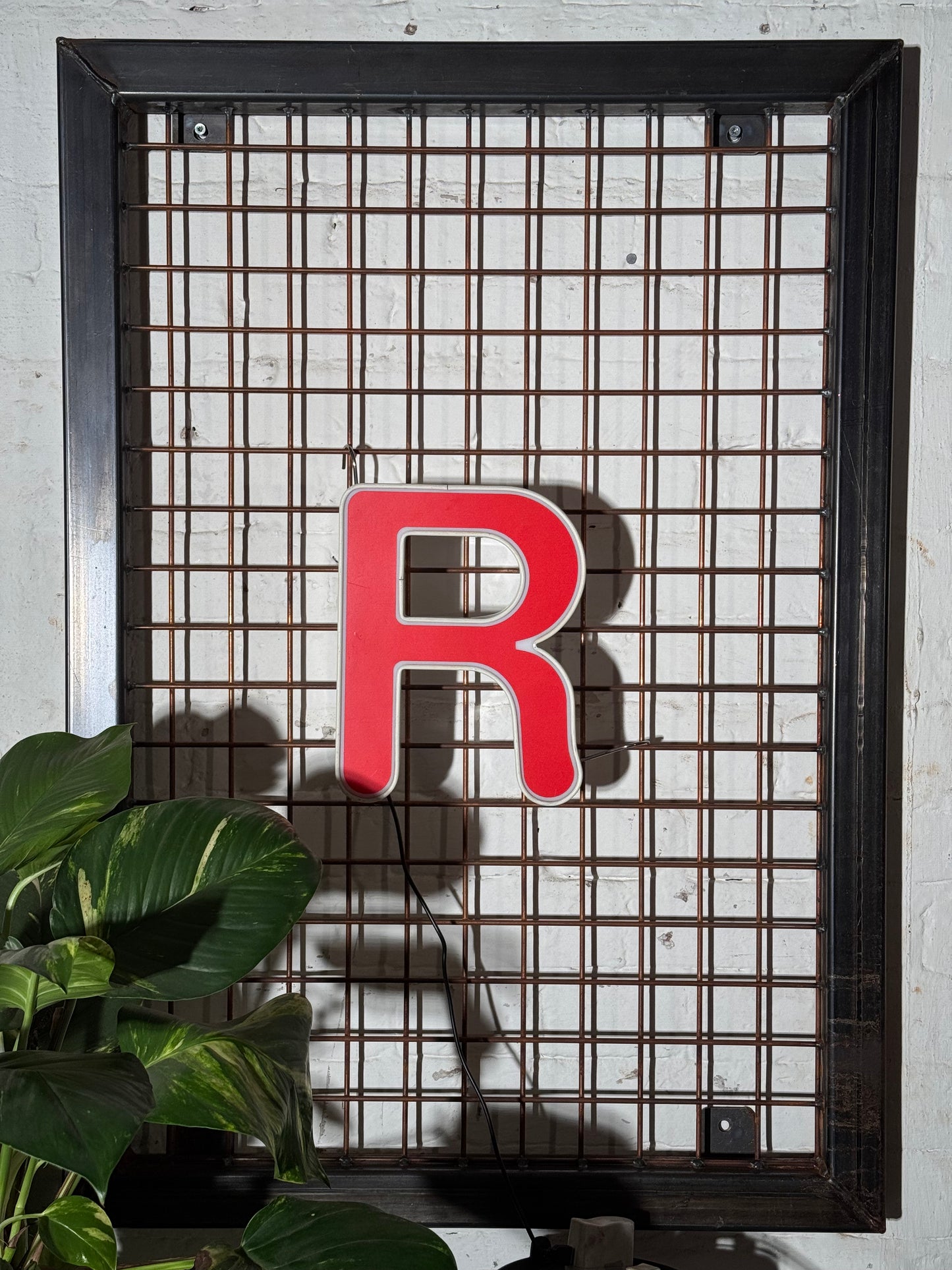Leuchtbuchstabe R aus Metall – restauriertes Vintage Einzelstück aus Berliner Reklame