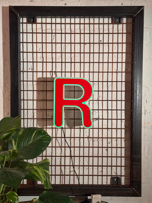 Leuchtbuchstabe R aus Metall – restauriertes Vintage Einzelstück aus Berliner Reklame