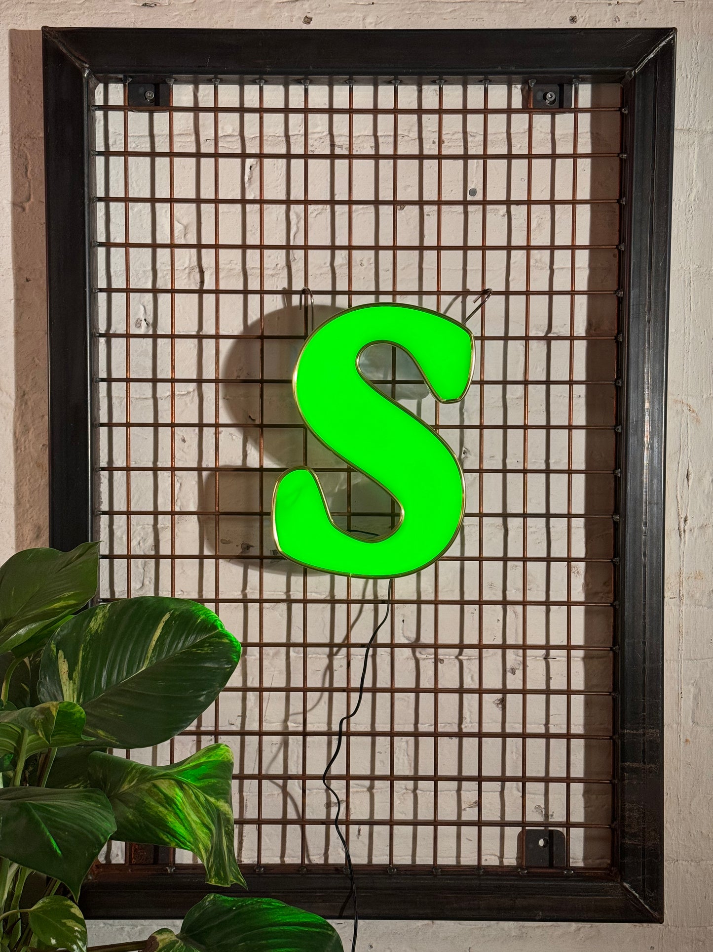 Leuchtbuchstabe S aus Metall grün – restauriertes Vintage Einzelstück aus Berliner Reklame