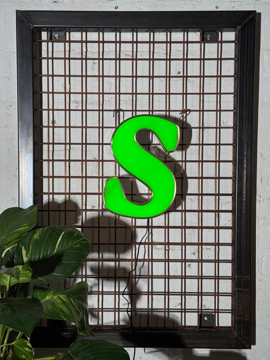 Leuchtbuchstabe S aus Metall grün – restauriertes Vintage Einzelstück aus Berliner Reklame