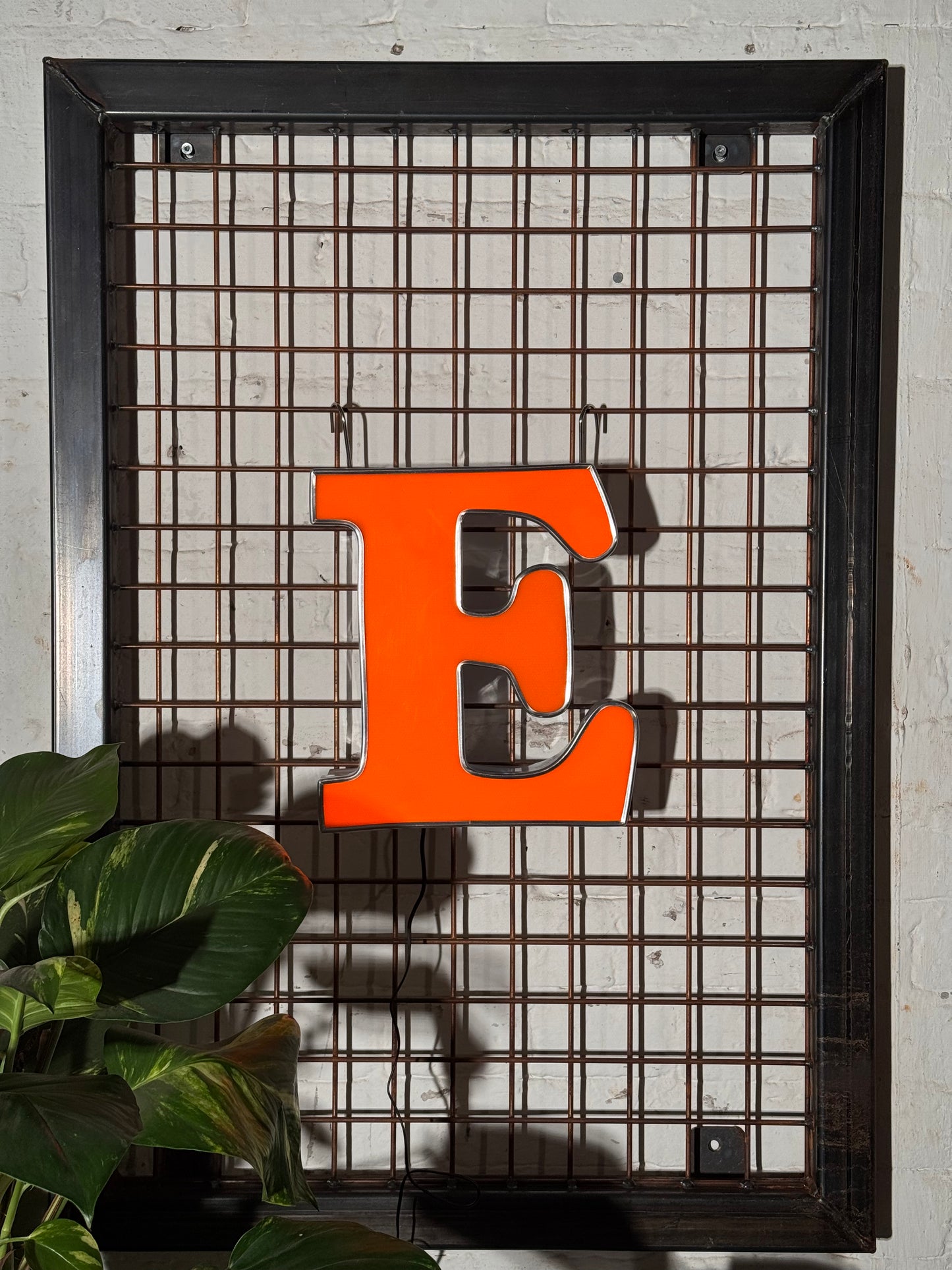 Leuchtbuchstabe E aus Metall orange – restauriertes Vintage Einzelstück aus Berliner Reklame