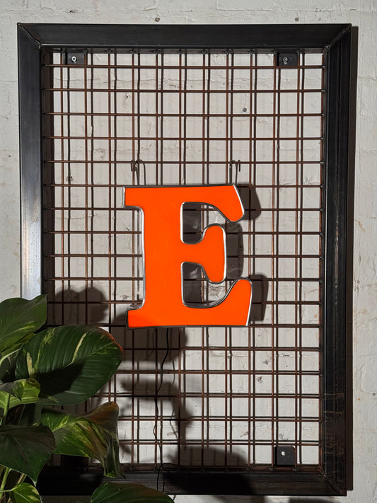 Leuchtbuchstabe E aus Metall orange – restauriertes Vintage Einzelstück aus Berliner Reklame