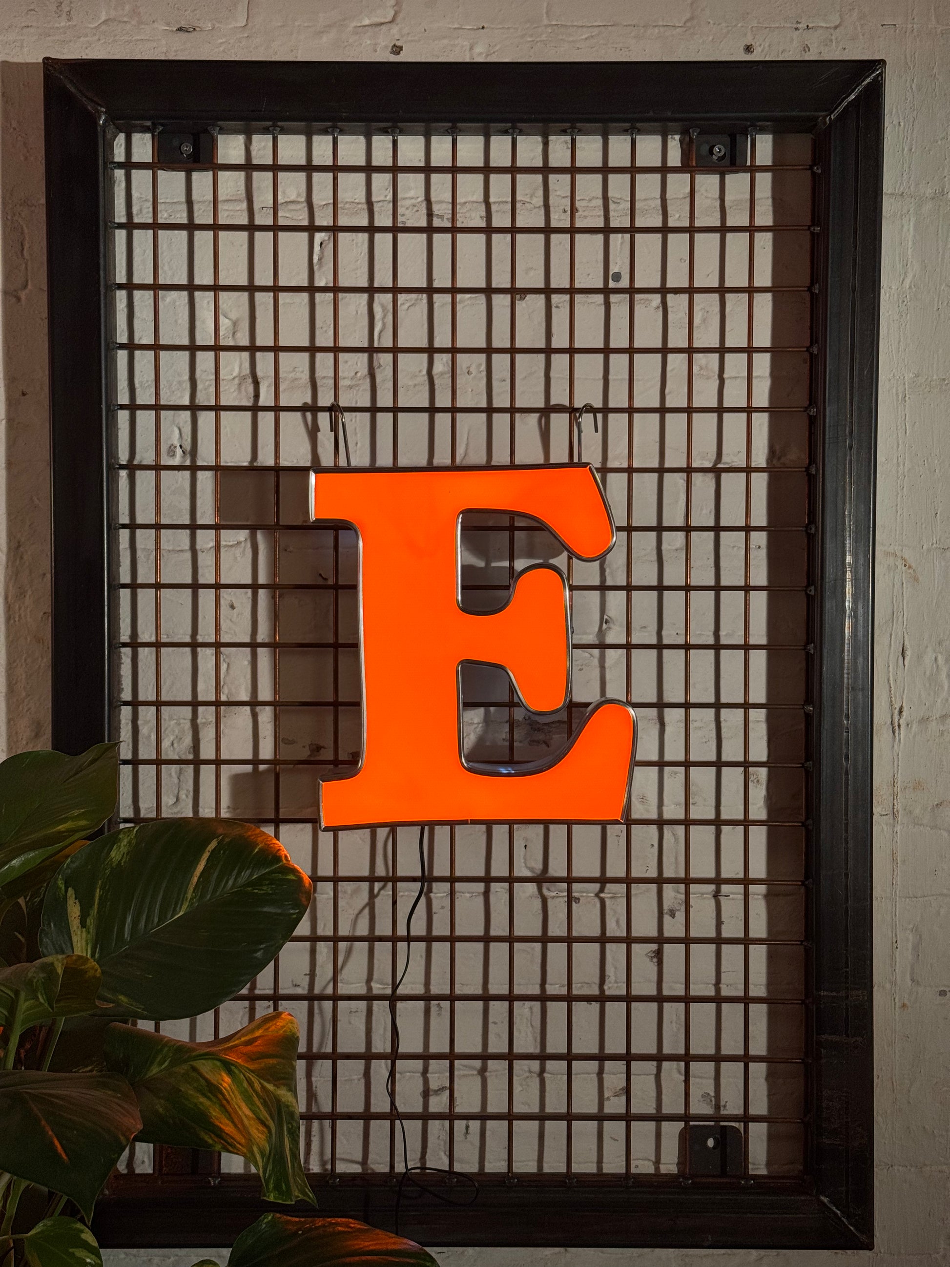 Leuchtbuchstabe E aus Metall orange – restauriertes Vintage Einzelstück aus Berliner Reklame