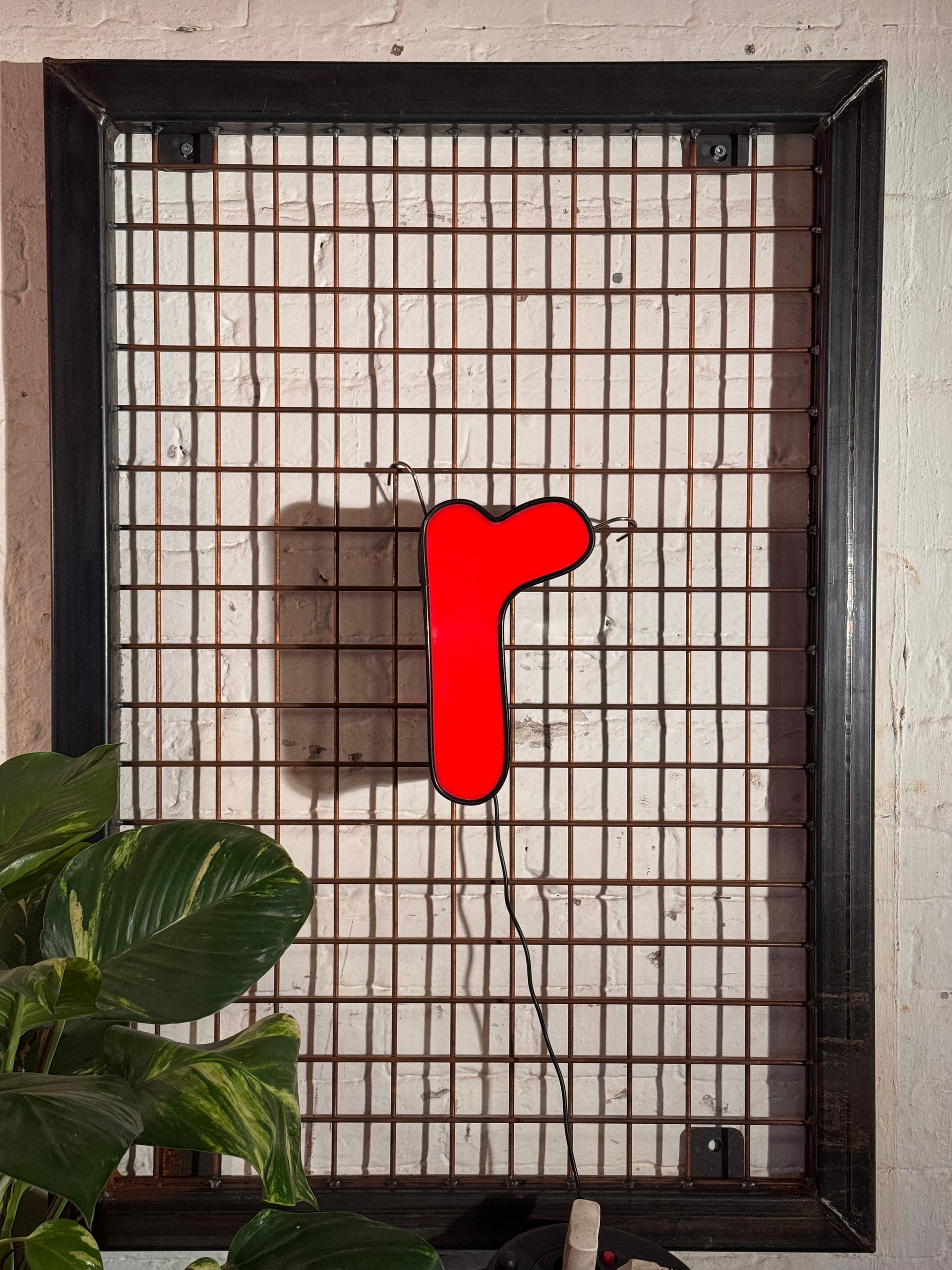 Leuchtbuchstabe R aus Metall rot – restauriertes Vintage Einzelstück aus Berliner Reklame