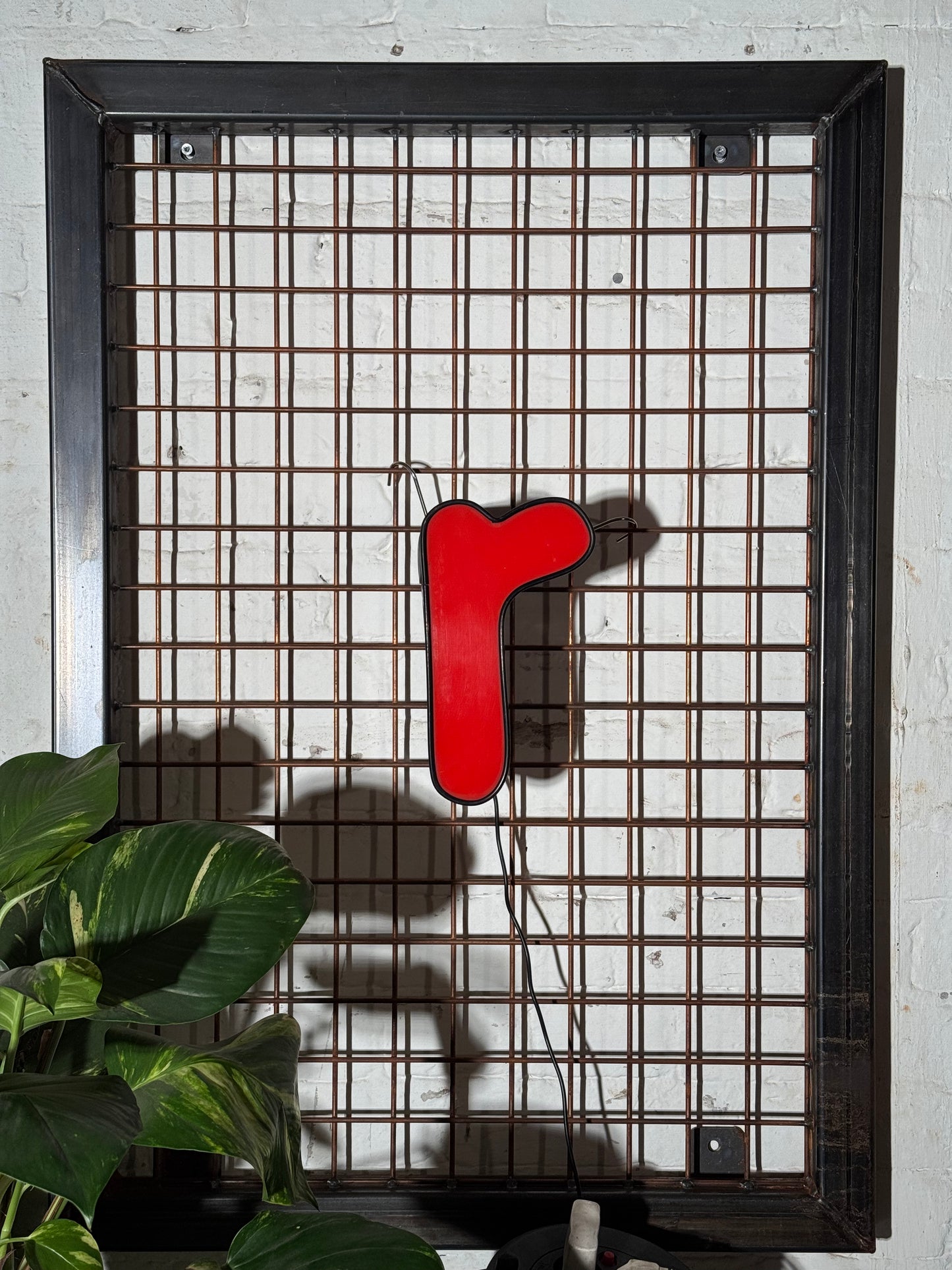 Leuchtbuchstabe R aus Metall rot – restauriertes Vintage Einzelstück aus Berliner Reklame