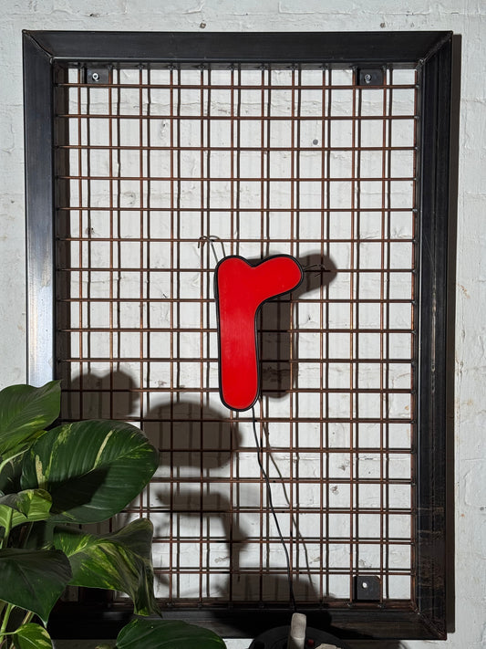 Leuchtbuchstabe R aus Metall rot – restauriertes Vintage Einzelstück aus Berliner Reklame