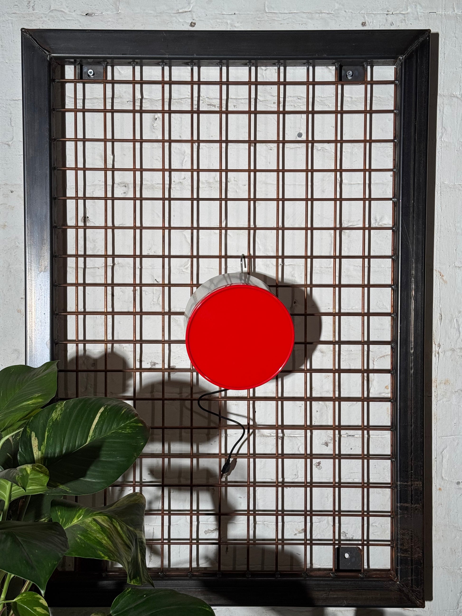 Leuchtbuchstabe punkt aus Metall rot – restauriertes Vintage Einzelstück aus Berliner Reklame