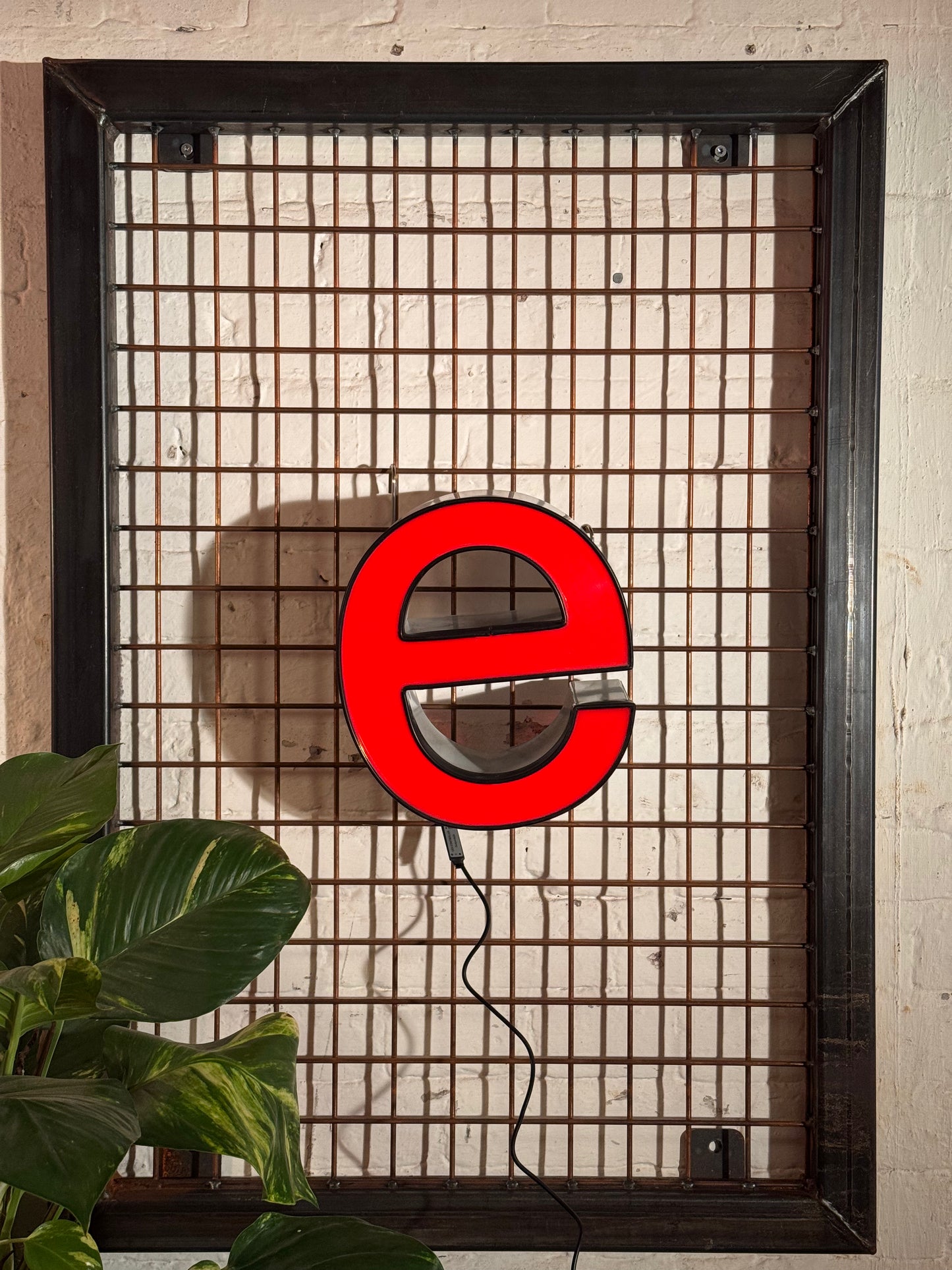 Leuchtbuchstabe E aus Metall rot – restauriertes Vintage Einzelstück aus Berliner Reklame