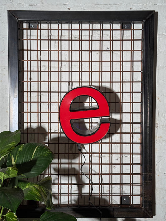 Leuchtbuchstabe E aus Metall rot – restauriertes Vintage Einzelstück aus Berliner Reklame