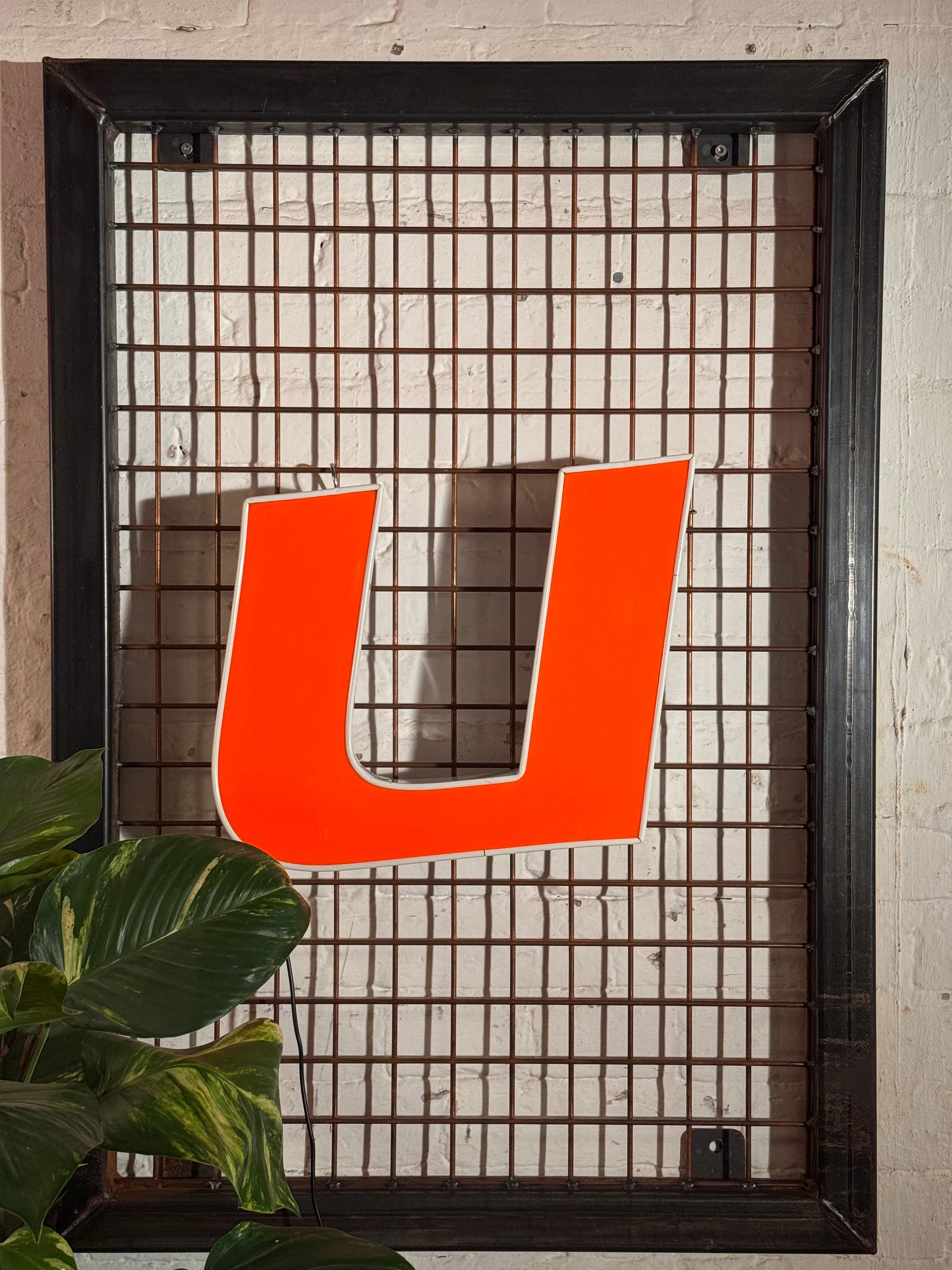 Leuchtbuchstabe U aus Metall orange – restauriertes Vintage Einzelstück aus Berliner Reklame