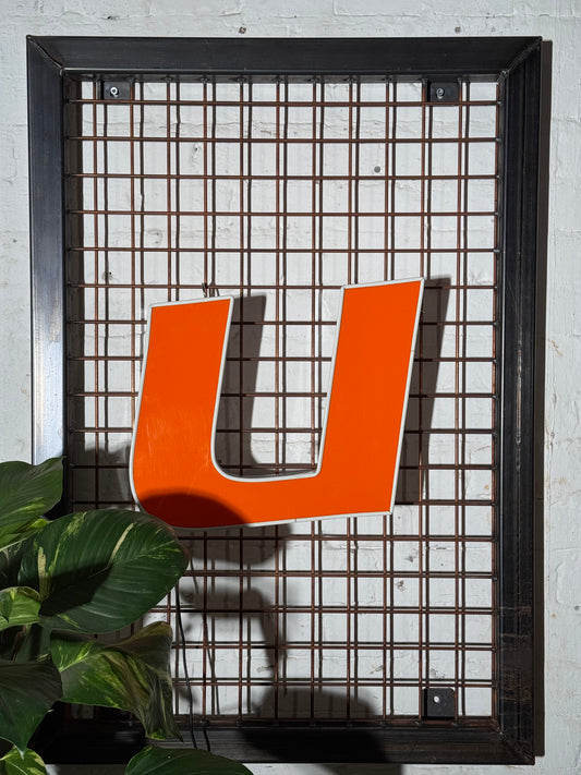 Leuchtbuchstabe U aus Metall orange – restauriertes Vintage Einzelstück aus Berliner Reklame
