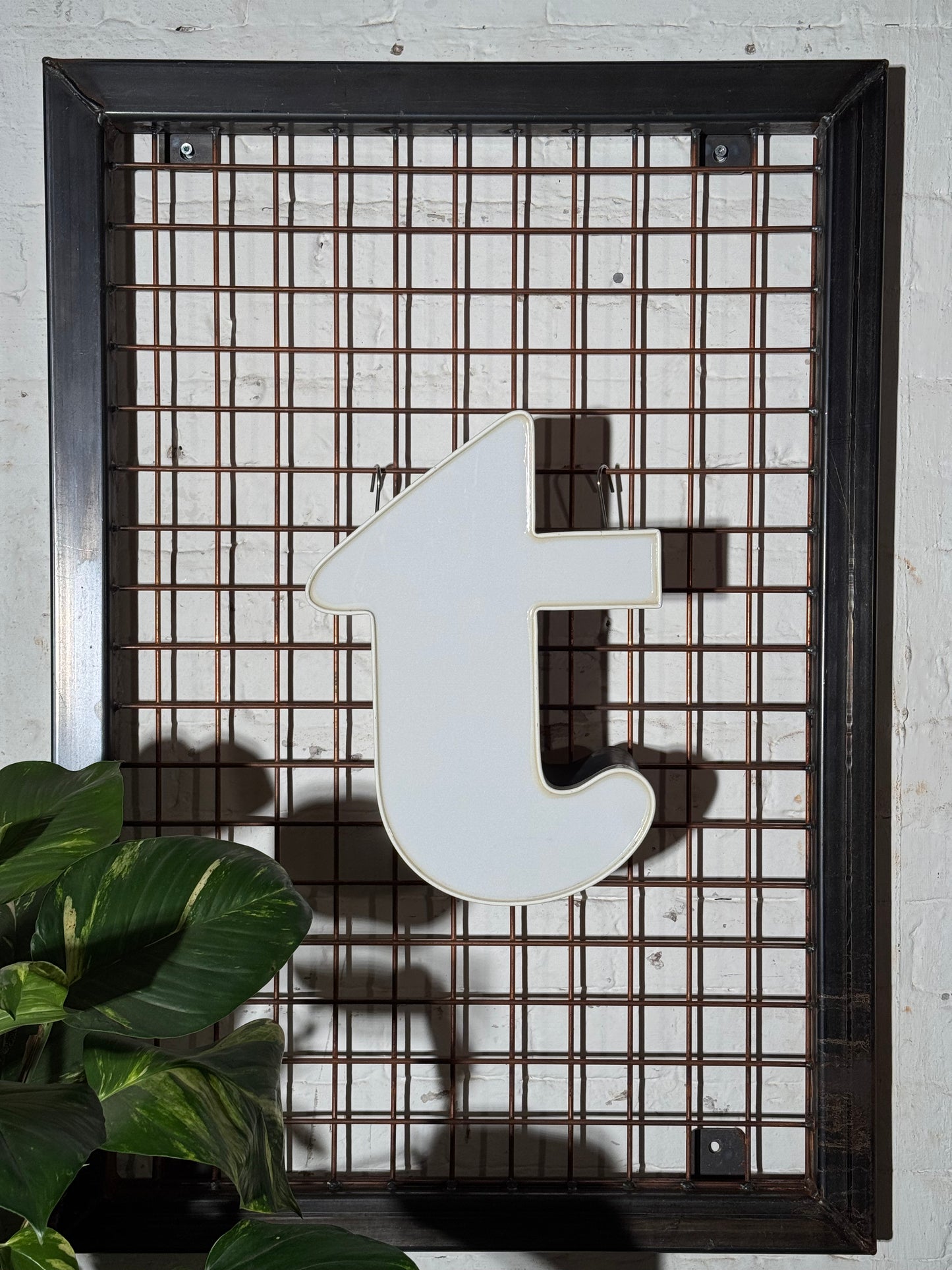 Leuchtbuchstabe T aus Metall weiß – restauriertes Vintage Einzelstück aus Berliner Reklame