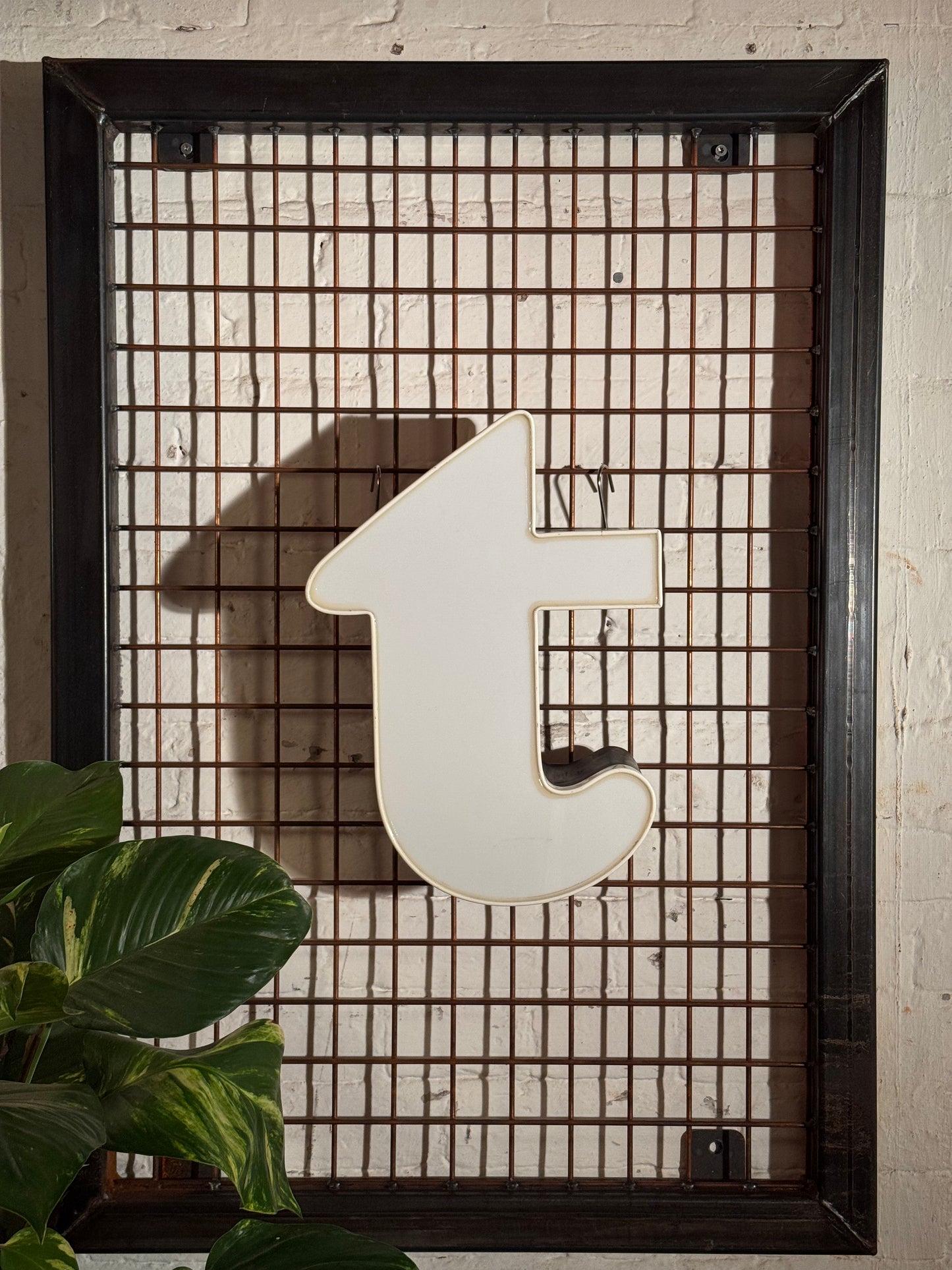 Leuchtbuchstabe T aus Metall weiß – restauriertes Vintage Einzelstück aus Berliner Reklame