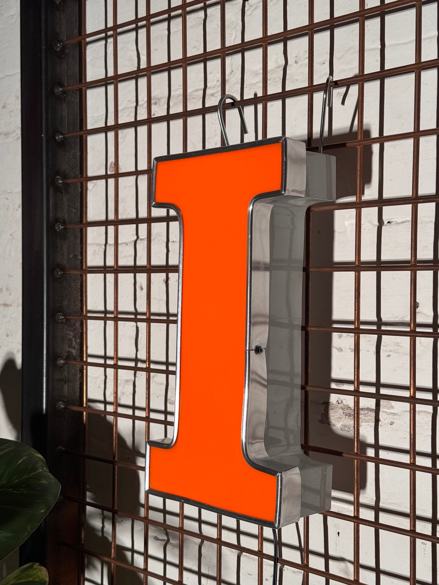 Leuchtbuchstabe I aus Metall orange – restauriertes Vintage Einzelstück aus Berliner Reklame