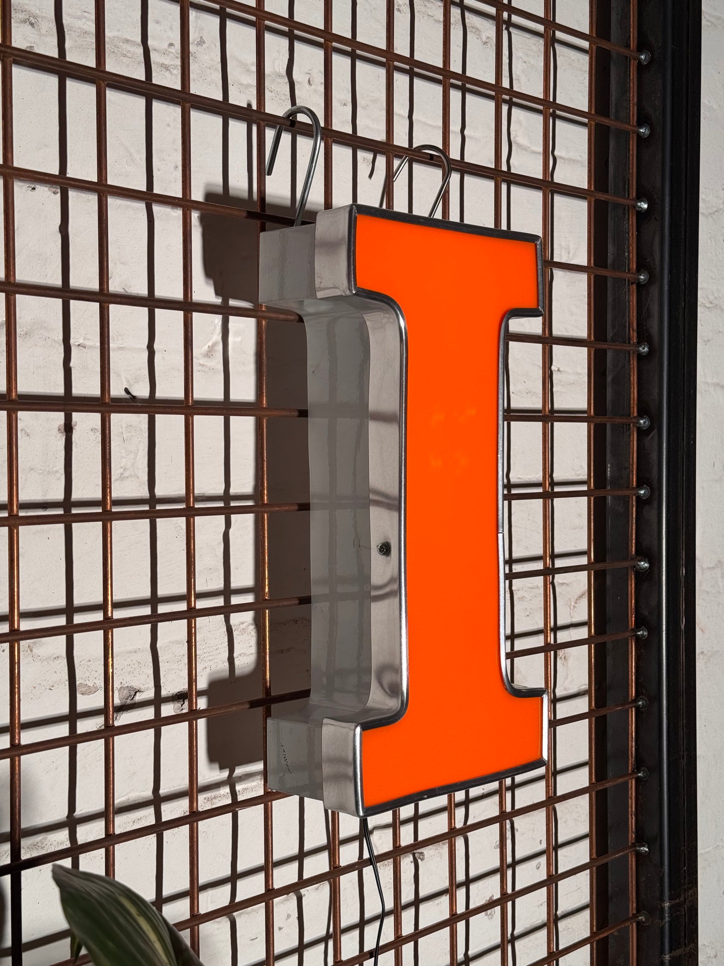 Leuchtbuchstabe I aus Metall orange – restauriertes Vintage Einzelstück aus Berliner Reklame