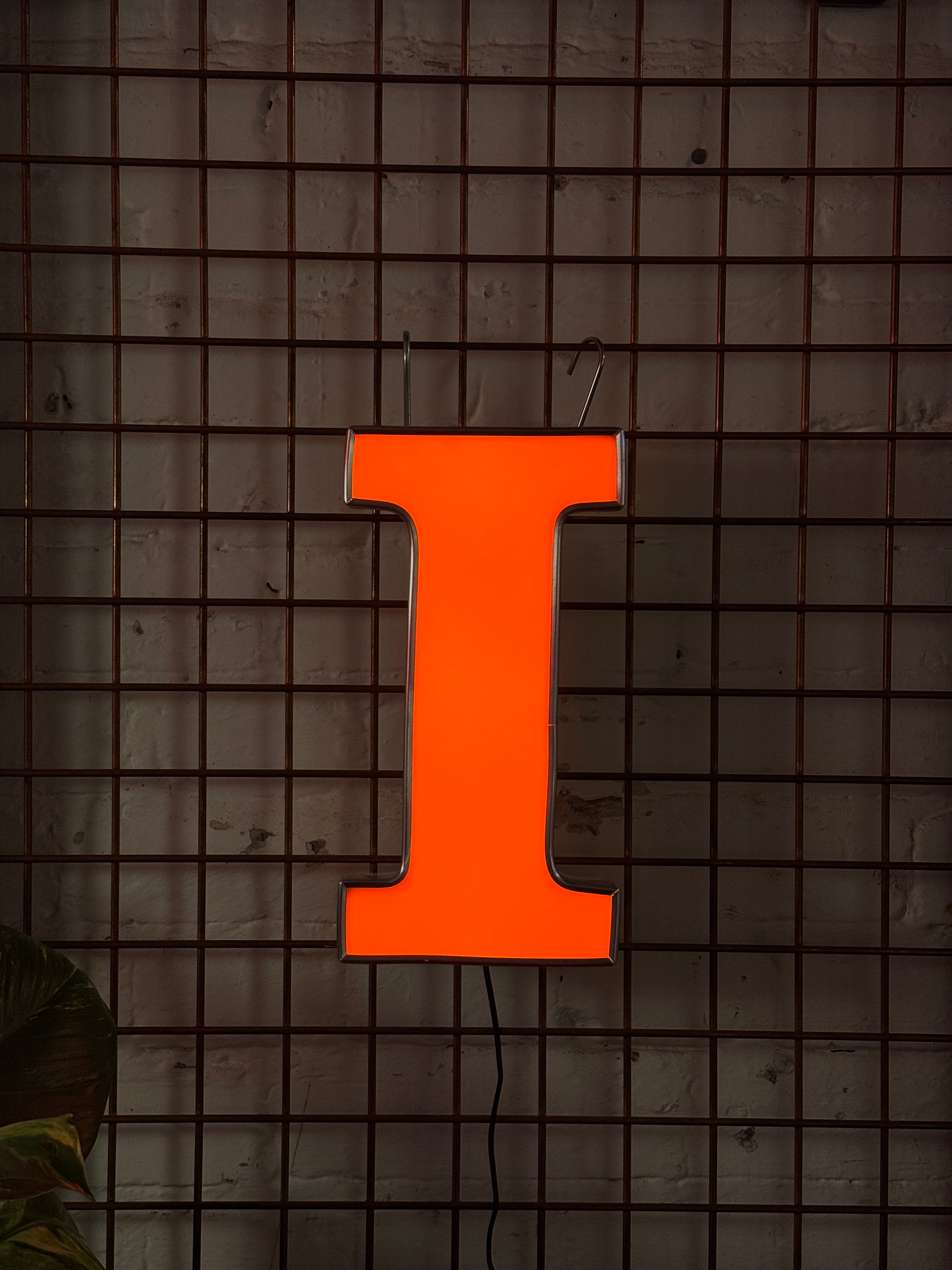 Leuchtbuchstabe I aus Metall orange – restauriertes Vintage Einzelstück aus Berliner Reklame