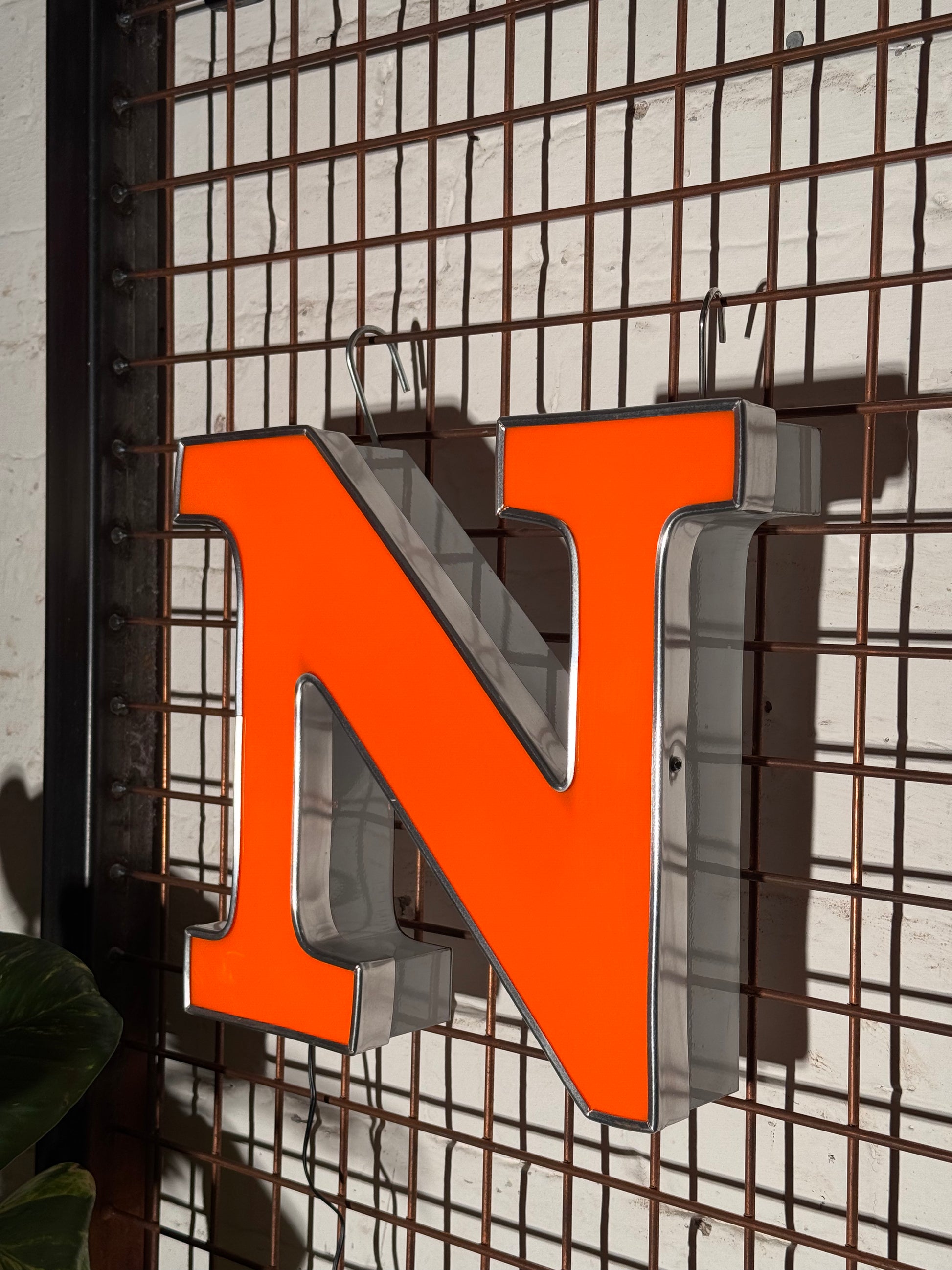 Leuchtbuchstabe N aus Metall orange – restauriertes Vintage Einzelstück aus Berliner Reklame