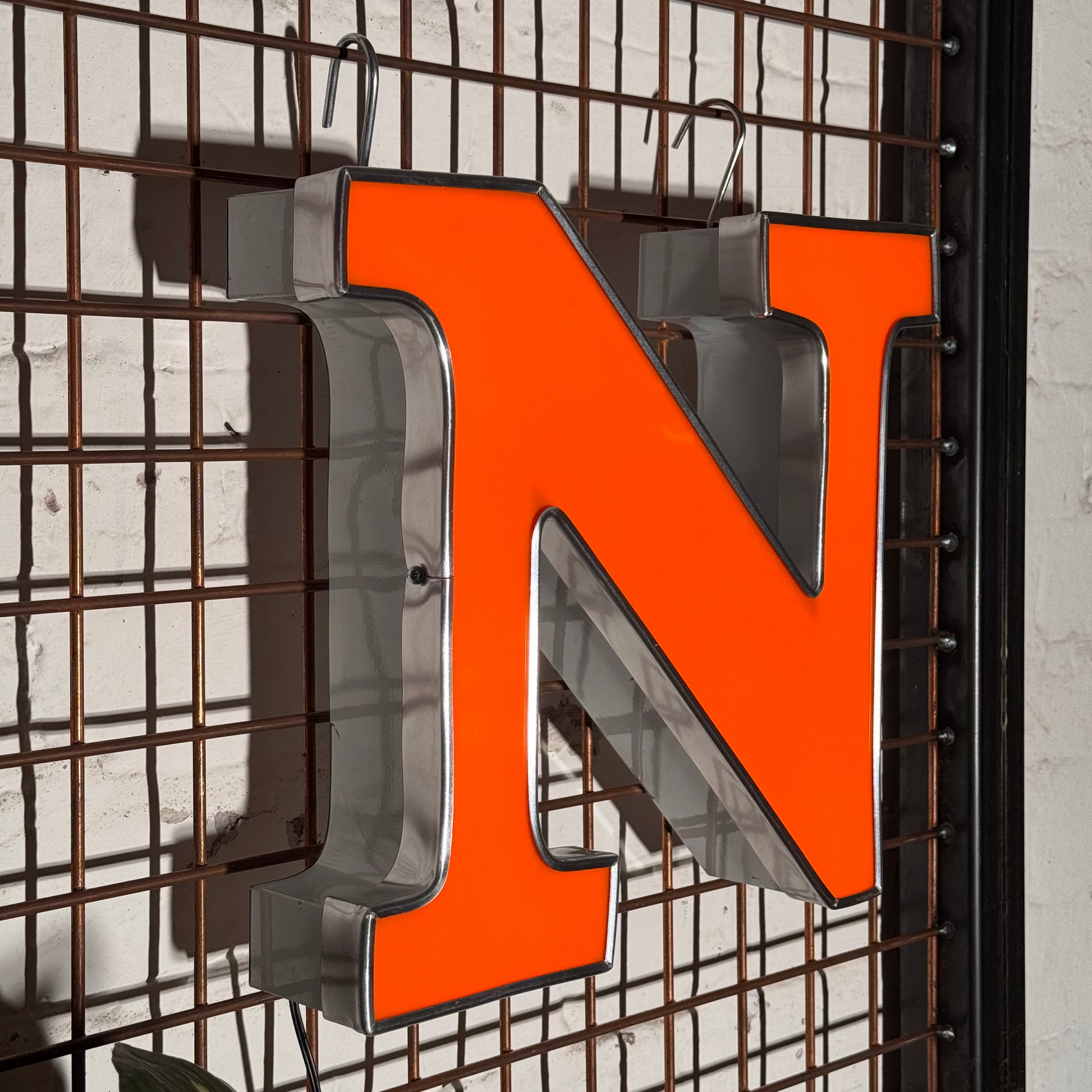 Leuchtbuchstabe N aus Metall orange – restauriertes Vintage Einzelstück aus Berliner Reklame