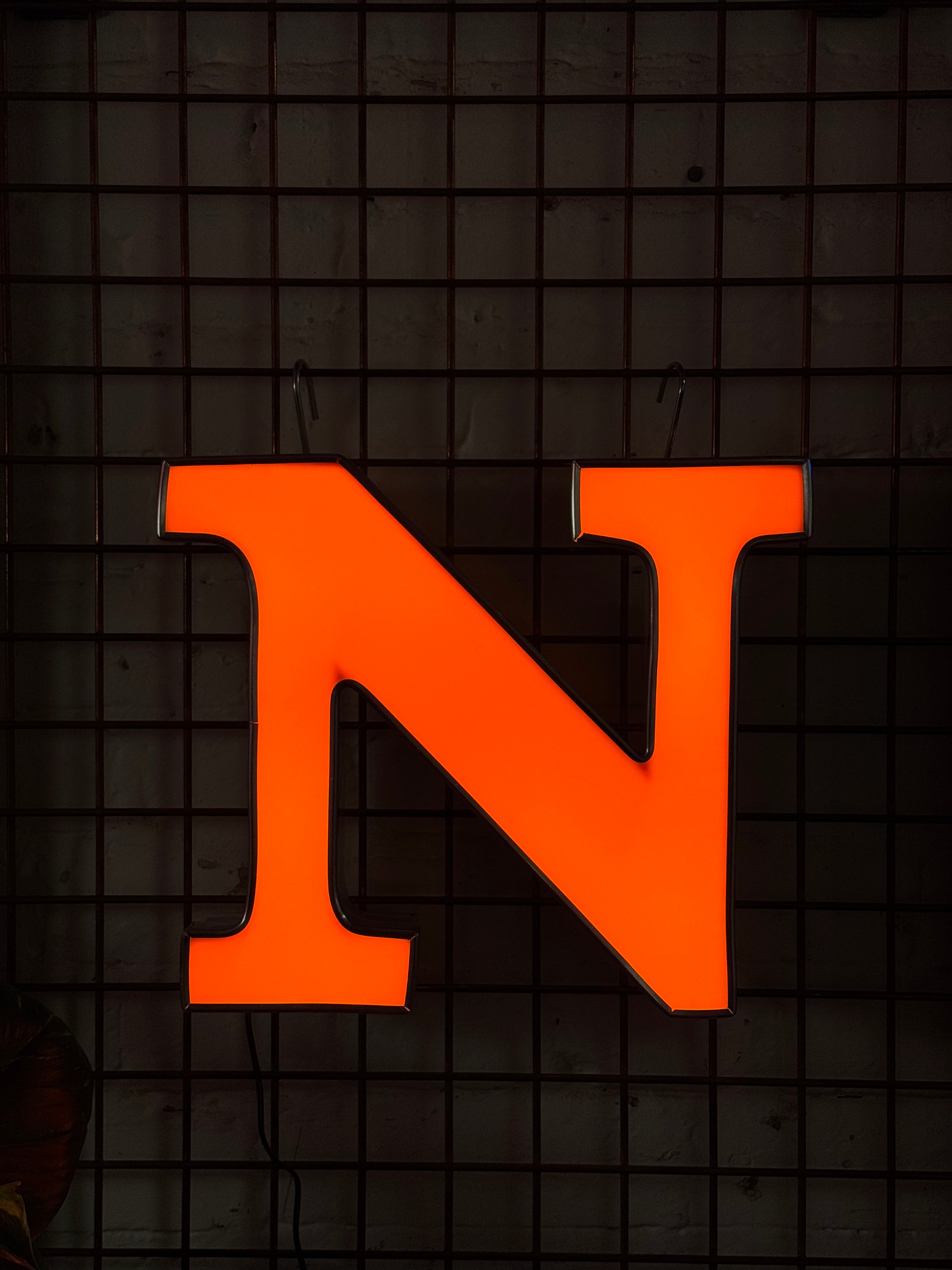 Leuchtbuchstabe N aus Metall orange – restauriertes Vintage Einzelstück aus Berliner Reklame