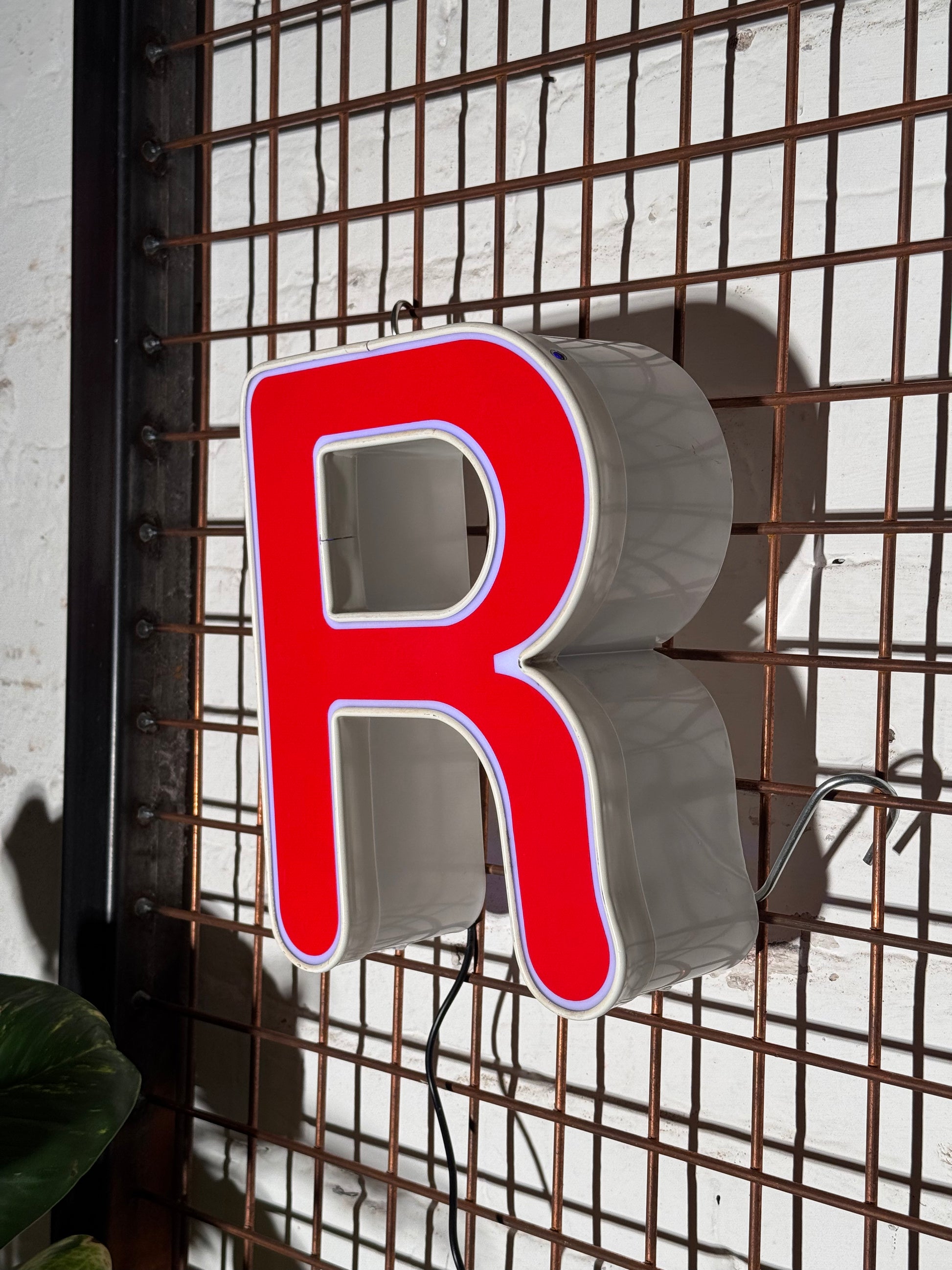 Leuchtbuchstabe R aus Metall rot – restauriertes Vintage Einzelstück aus Berliner Reklame