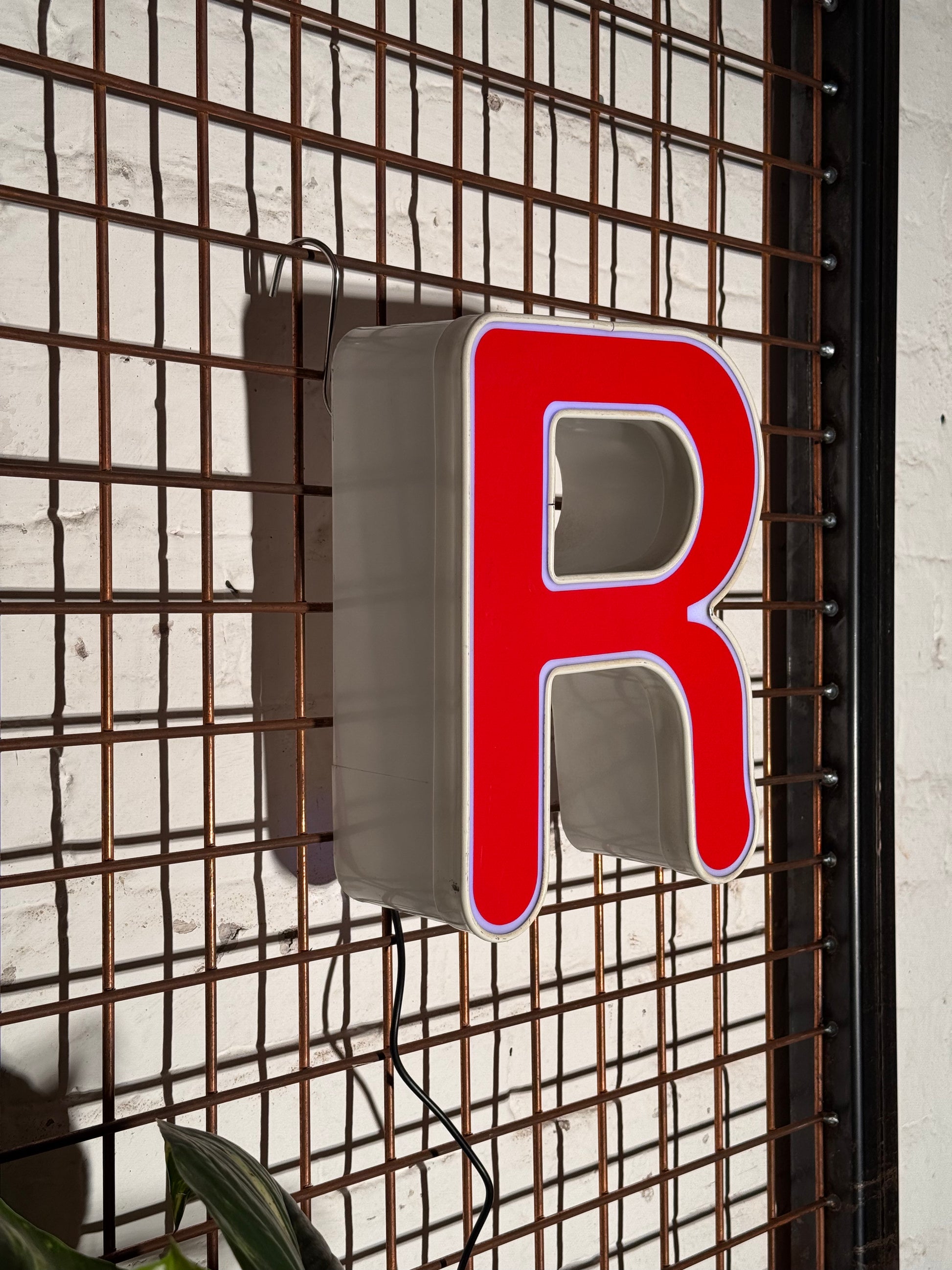 Leuchtbuchstabe R aus Metall rot – restauriertes Vintage Einzelstück aus Berliner Reklame