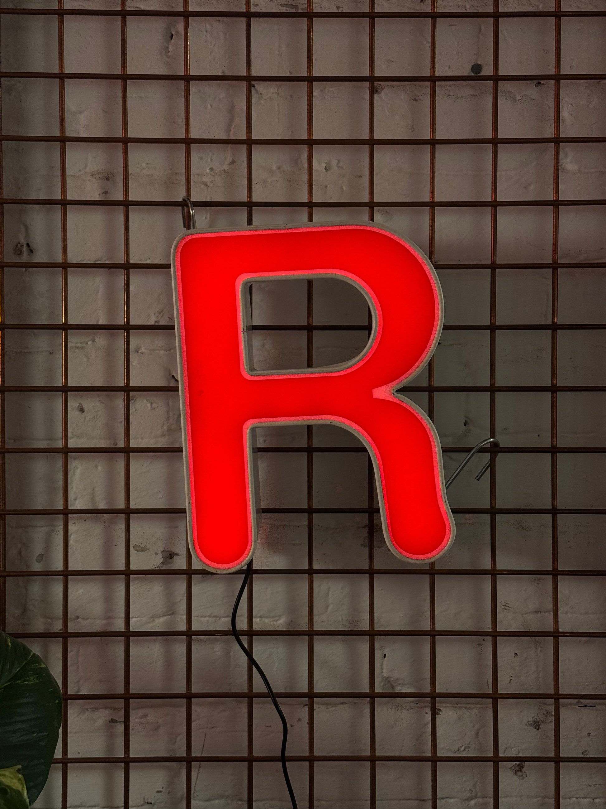 Leuchtbuchstabe R aus Metall rot – restauriertes Vintage Einzelstück aus Berliner Reklame