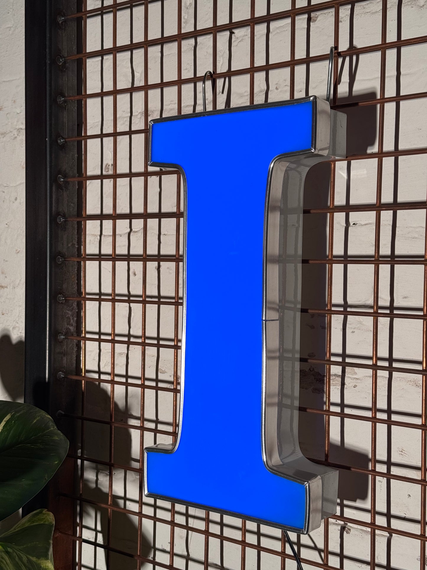 Leuchtbuchstabe I aus Metall blau – restauriertes Vintage Einzelstück aus Berliner Reklame