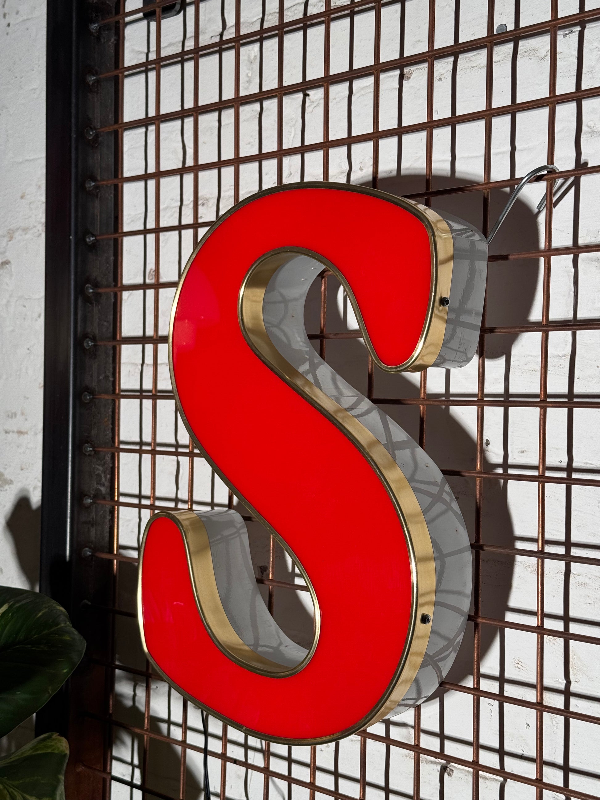 Leuchtbuchstabe S aus Metall rot – restauriertes Vintage Einzelstück aus Berliner Reklame