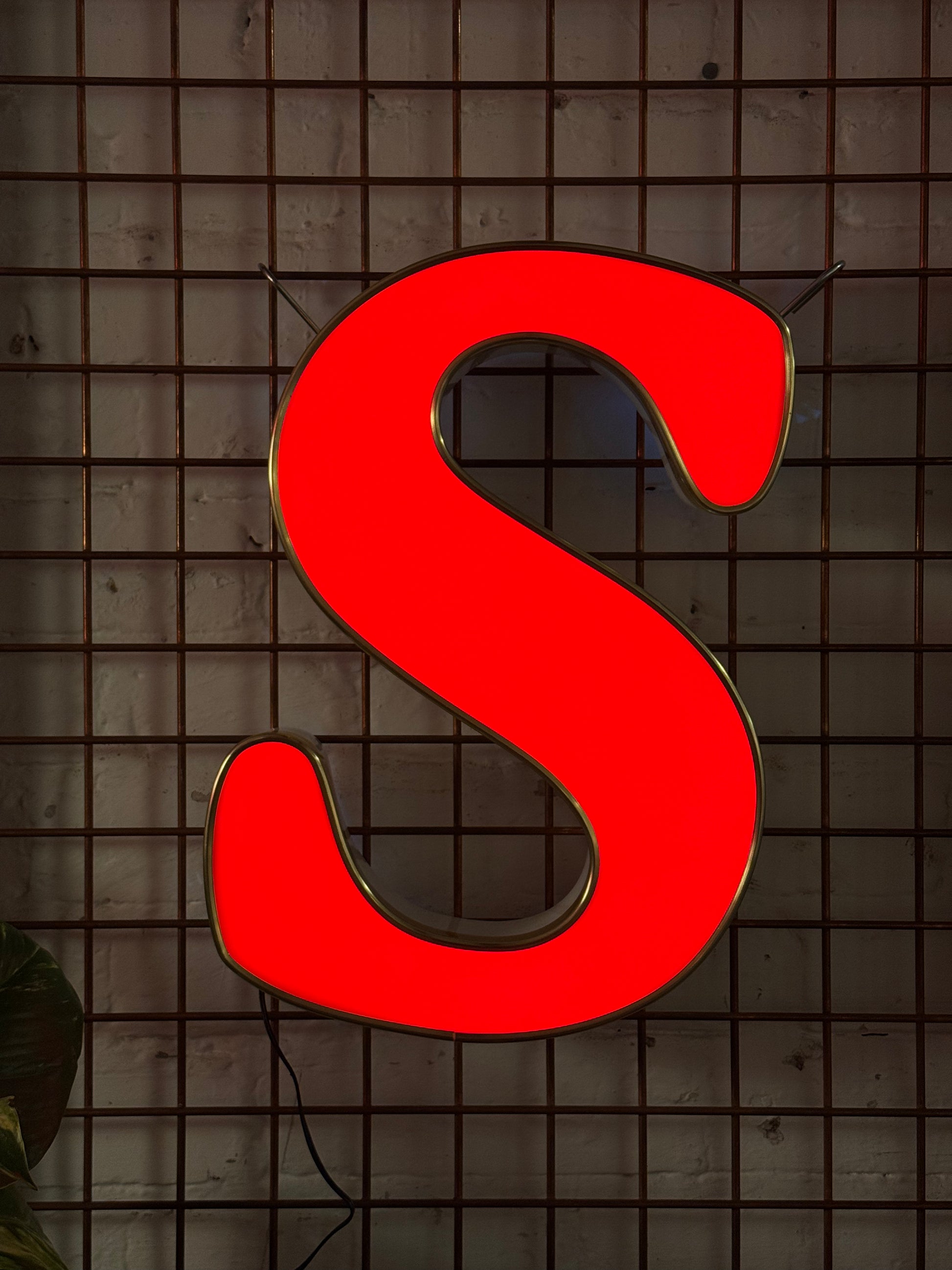 Leuchtbuchstabe S aus Metall rot – restauriertes Vintage Einzelstück aus Berliner Reklame