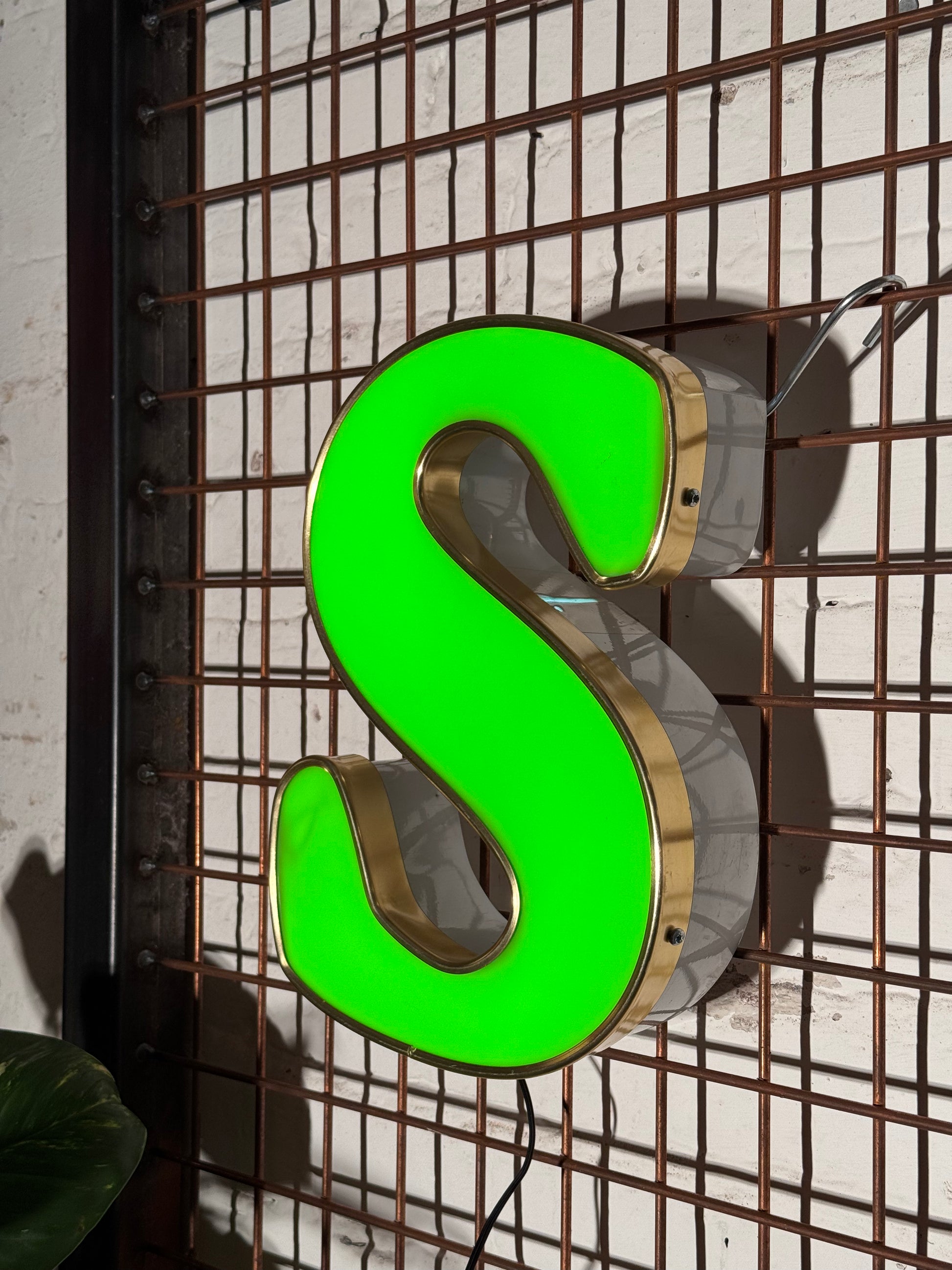 Leuchtbuchstabe S aus Metall grün – restauriertes Vintage Einzelstück aus Berliner Reklame
