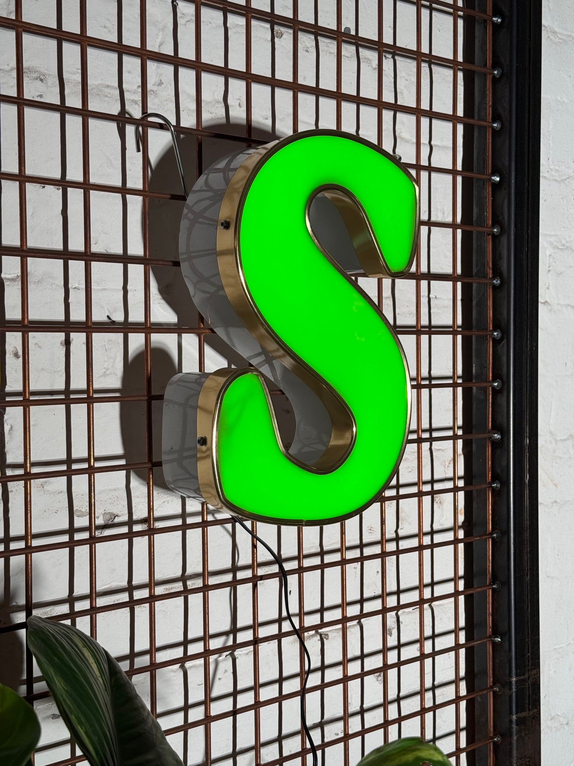 Leuchtbuchstabe S aus Metall grün – restauriertes Vintage Einzelstück aus Berliner Reklame