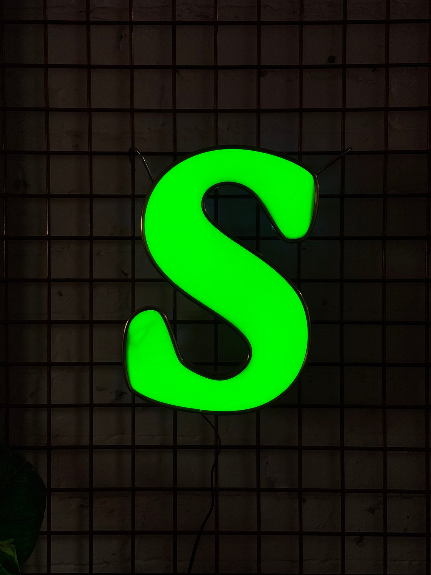 Leuchtbuchstabe S aus Metall grün – restauriertes Vintage Einzelstück aus Berliner Reklame