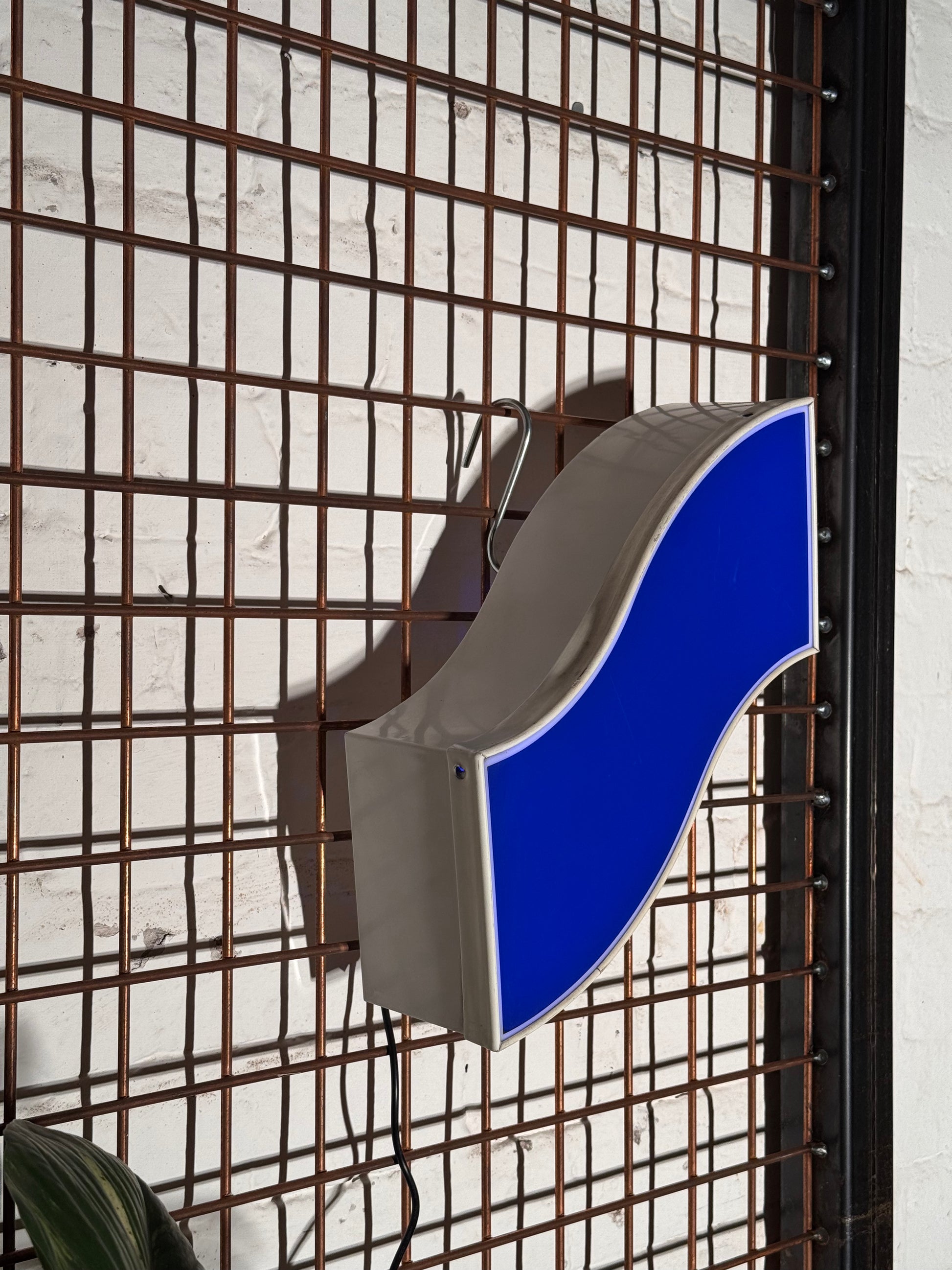 Leuchtbuchstabe S aus Metall blau – restauriertes Vintage Einzelstück aus Berliner Reklame