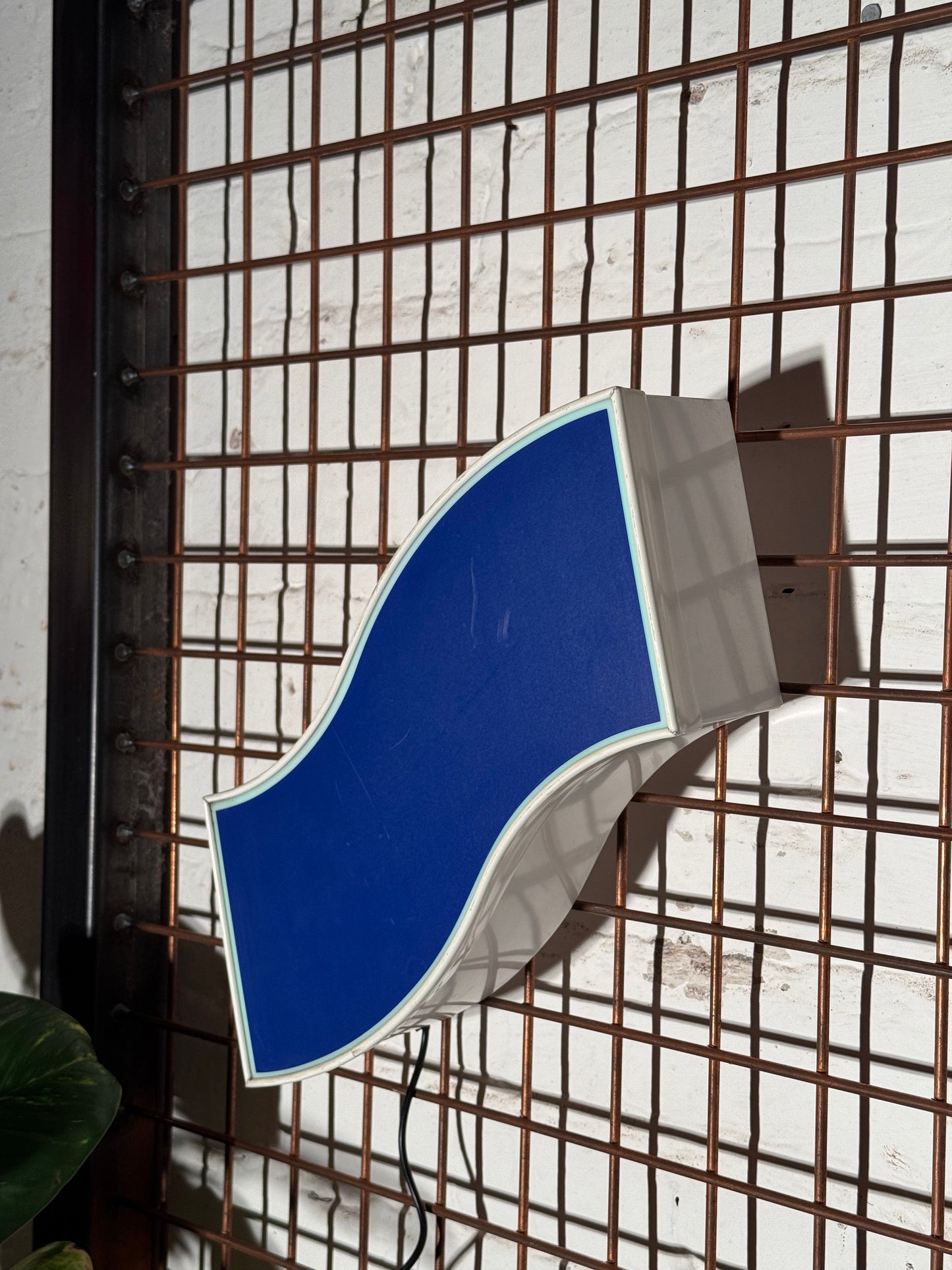 Leuchtbuchstabe S aus Metall blau – restauriertes Vintage Einzelstück aus Berliner Reklame