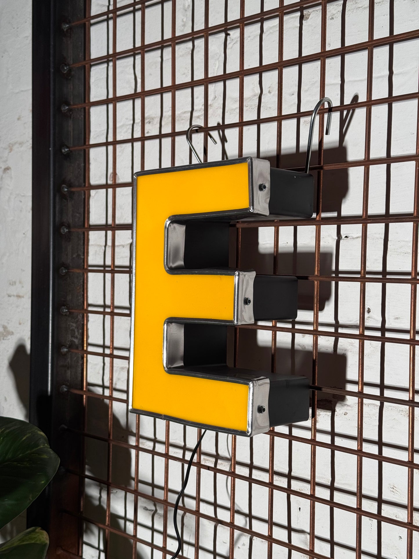 Leuchtbuchstabe E aus Metall gelb – restauriertes Vintage Einzelstück aus Berliner Reklame