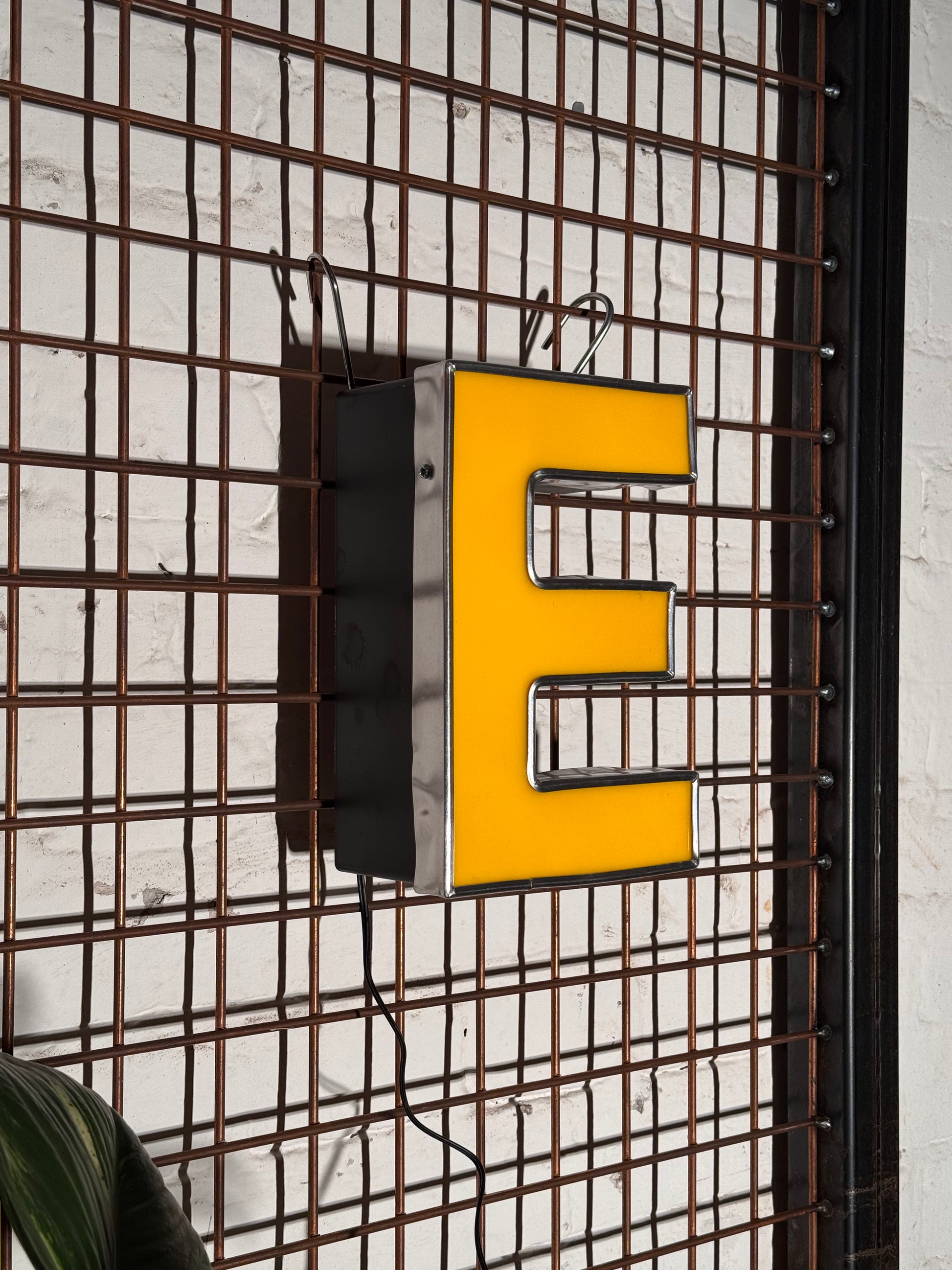 Leuchtbuchstabe E aus Metall gelb – restauriertes Vintage Einzelstück aus Berliner Reklame