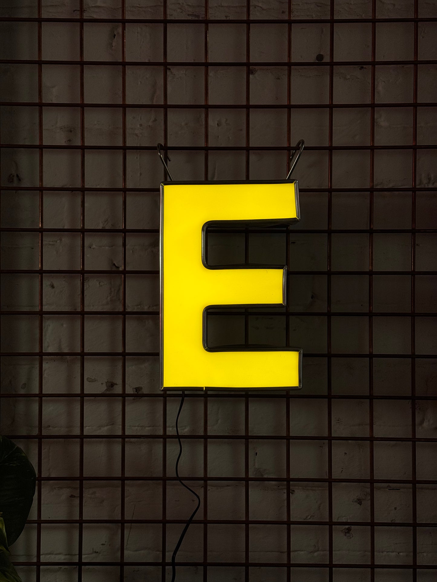 Leuchtbuchstabe E aus Metall gelb – restauriertes Vintage Einzelstück aus Berliner Reklame