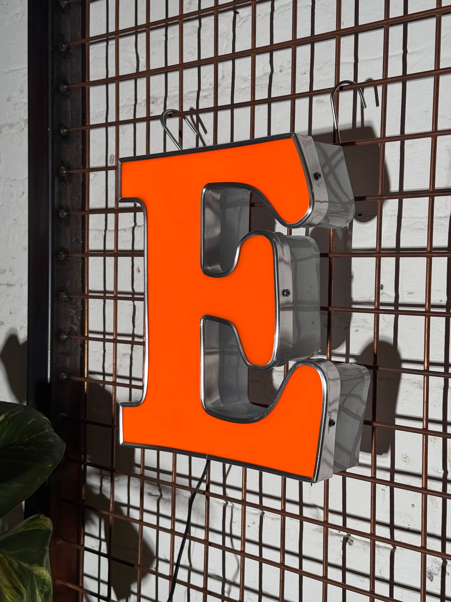 Leuchtbuchstabe E aus Metall orange – restauriertes Vintage Einzelstück aus Berliner Reklame
