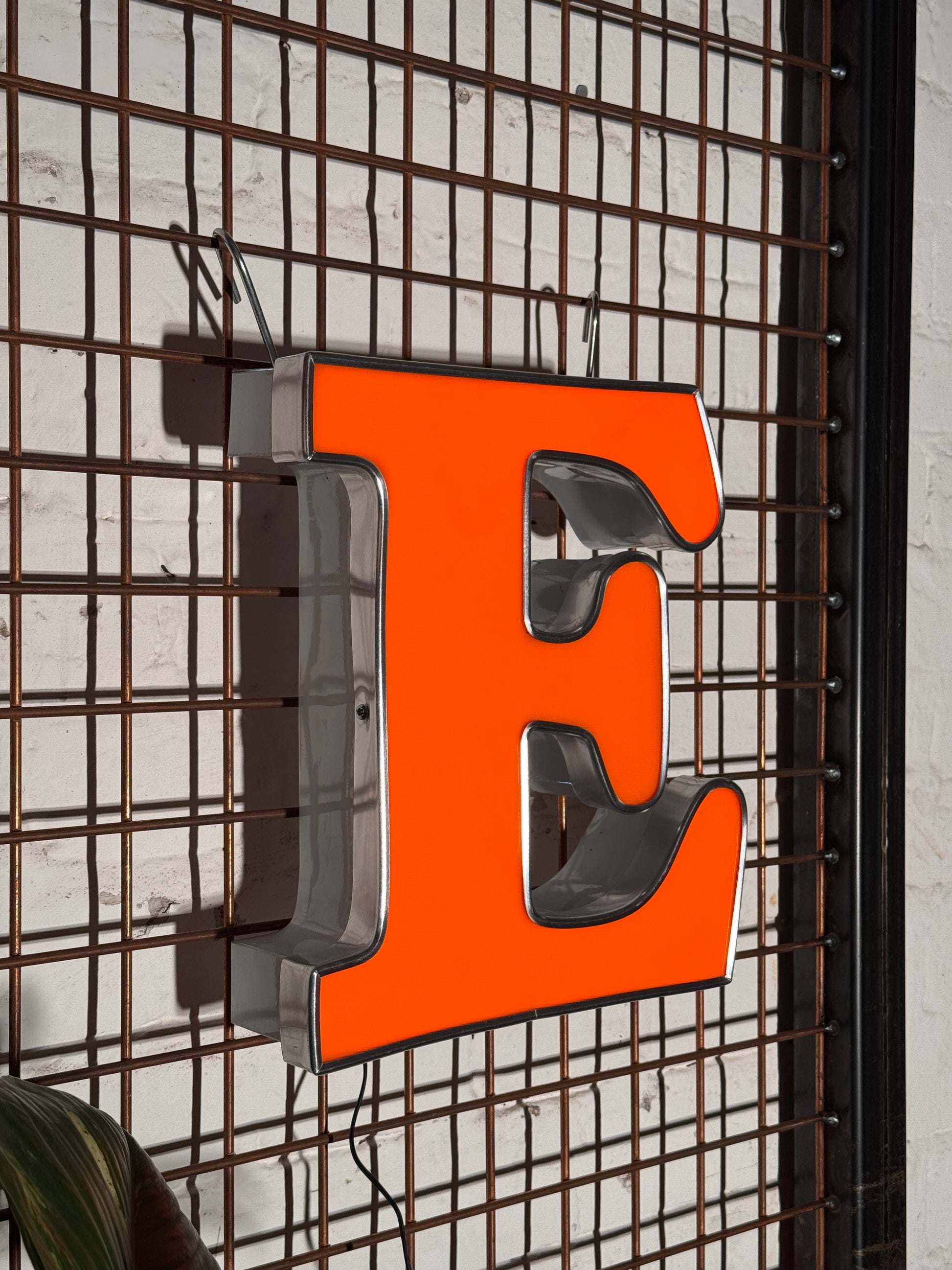 Leuchtbuchstabe E aus Metall orange – restauriertes Vintage Einzelstück aus Berliner Reklame