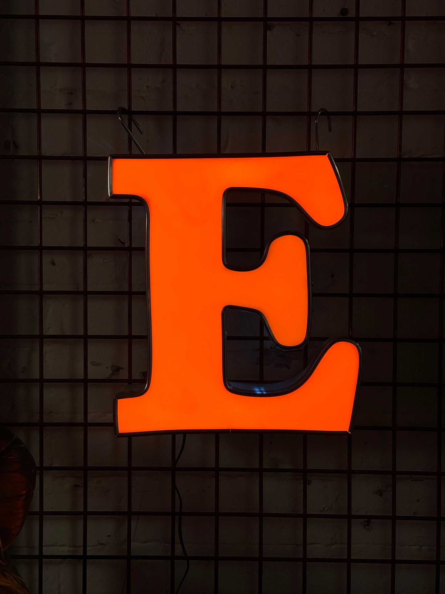 Leuchtbuchstabe E aus Metall orange – restauriertes Vintage Einzelstück aus Berliner Reklame