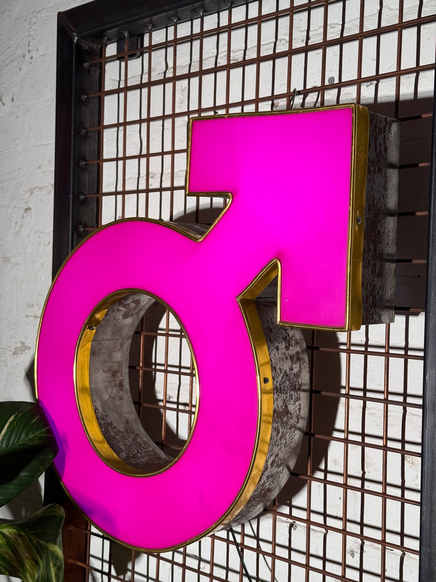 Leuchtbuchstabe ♂ aus Metall pink – restauriertes Vintage Einzelstück aus Berliner Reklame