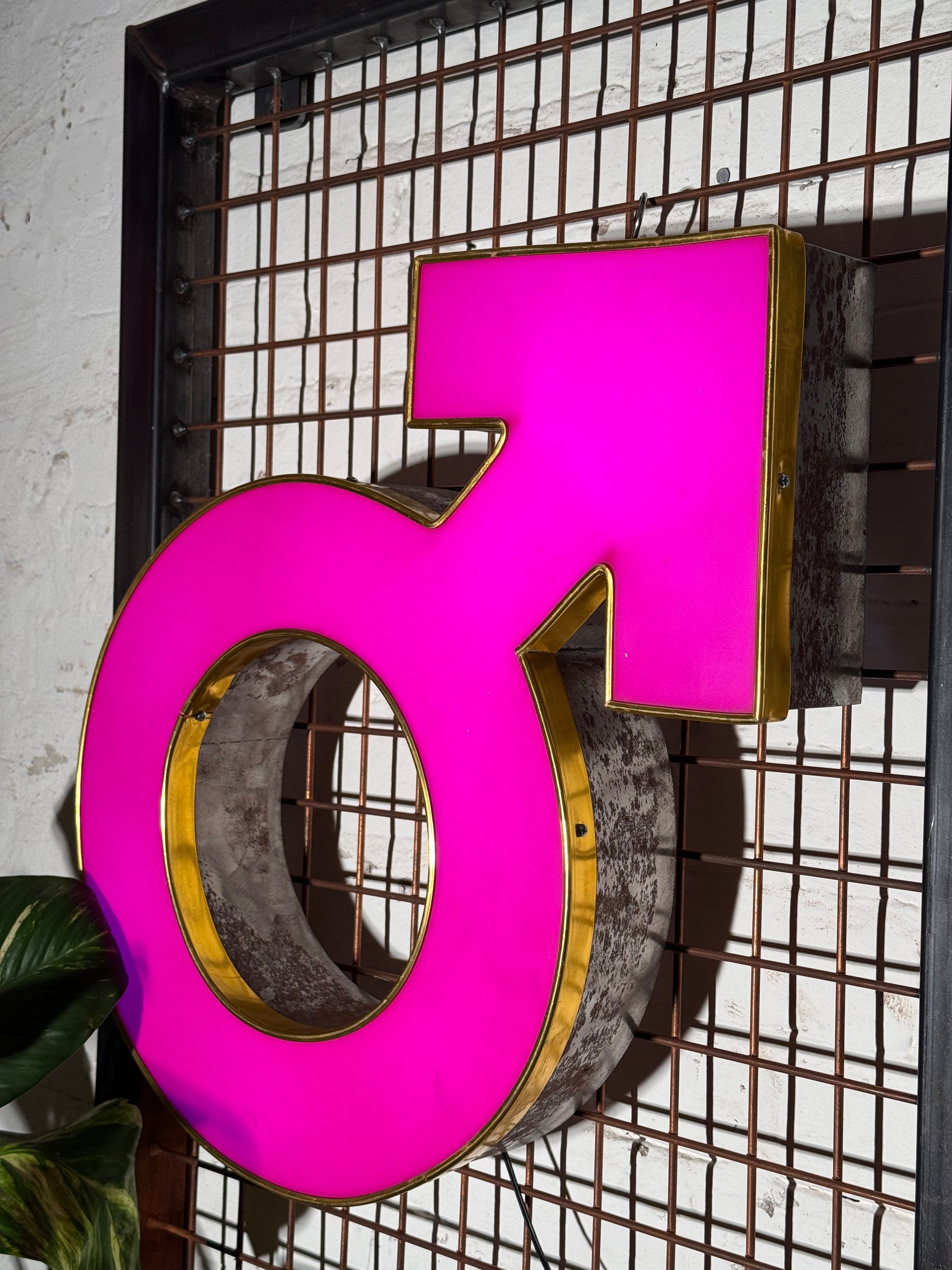 Leuchtbuchstabe ♂ aus Metall pink – restauriertes Vintage Einzelstück aus Berliner Reklame