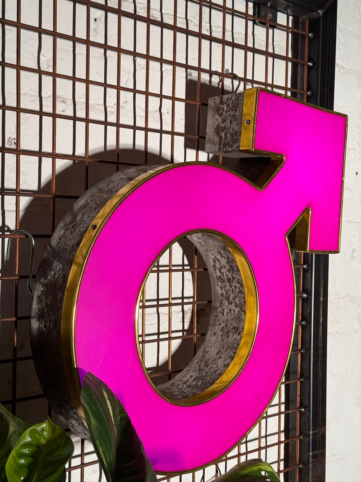 Leuchtbuchstabe ♂ aus Metall pink – restauriertes Vintage Einzelstück aus Berliner Reklame