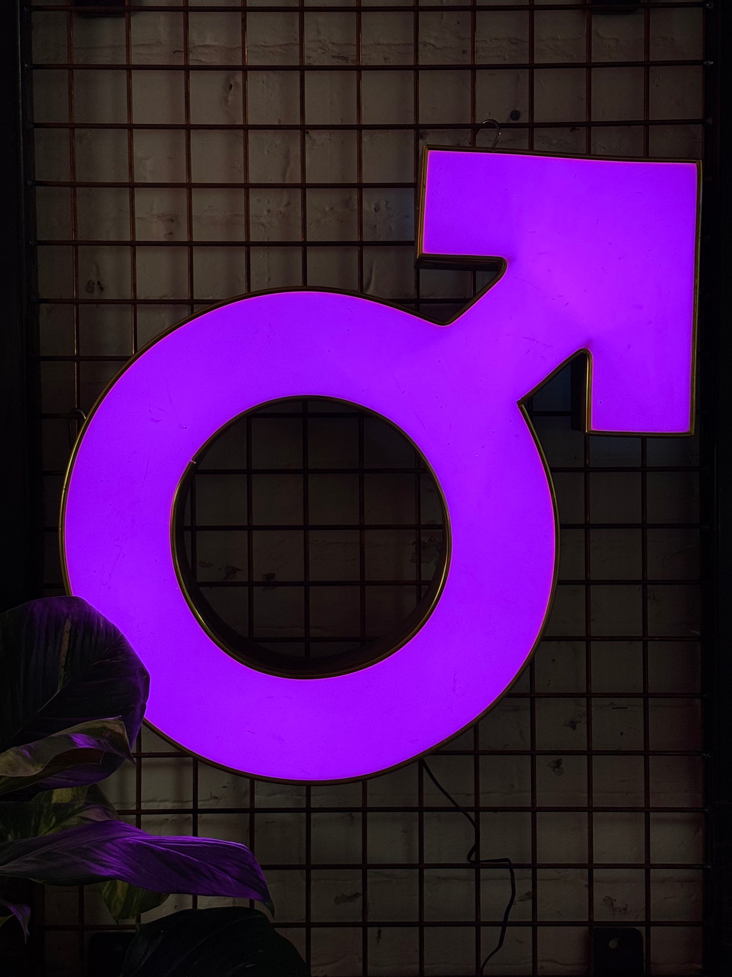 Leuchtbuchstabe ♂ aus Metall pink – restauriertes Vintage Einzelstück aus Berliner Reklame