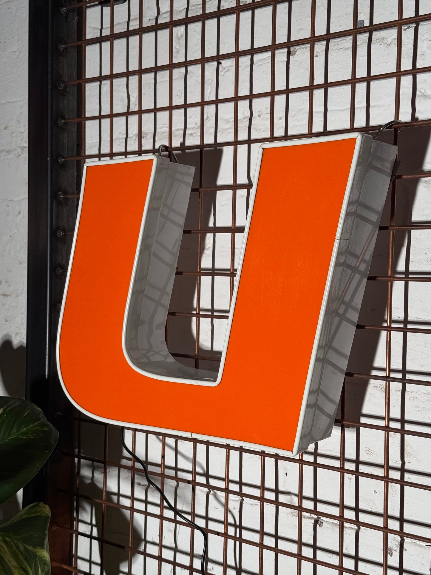 Leuchtbuchstabe U aus Metall orange – restauriertes Vintage Einzelstück aus Berliner Reklame
