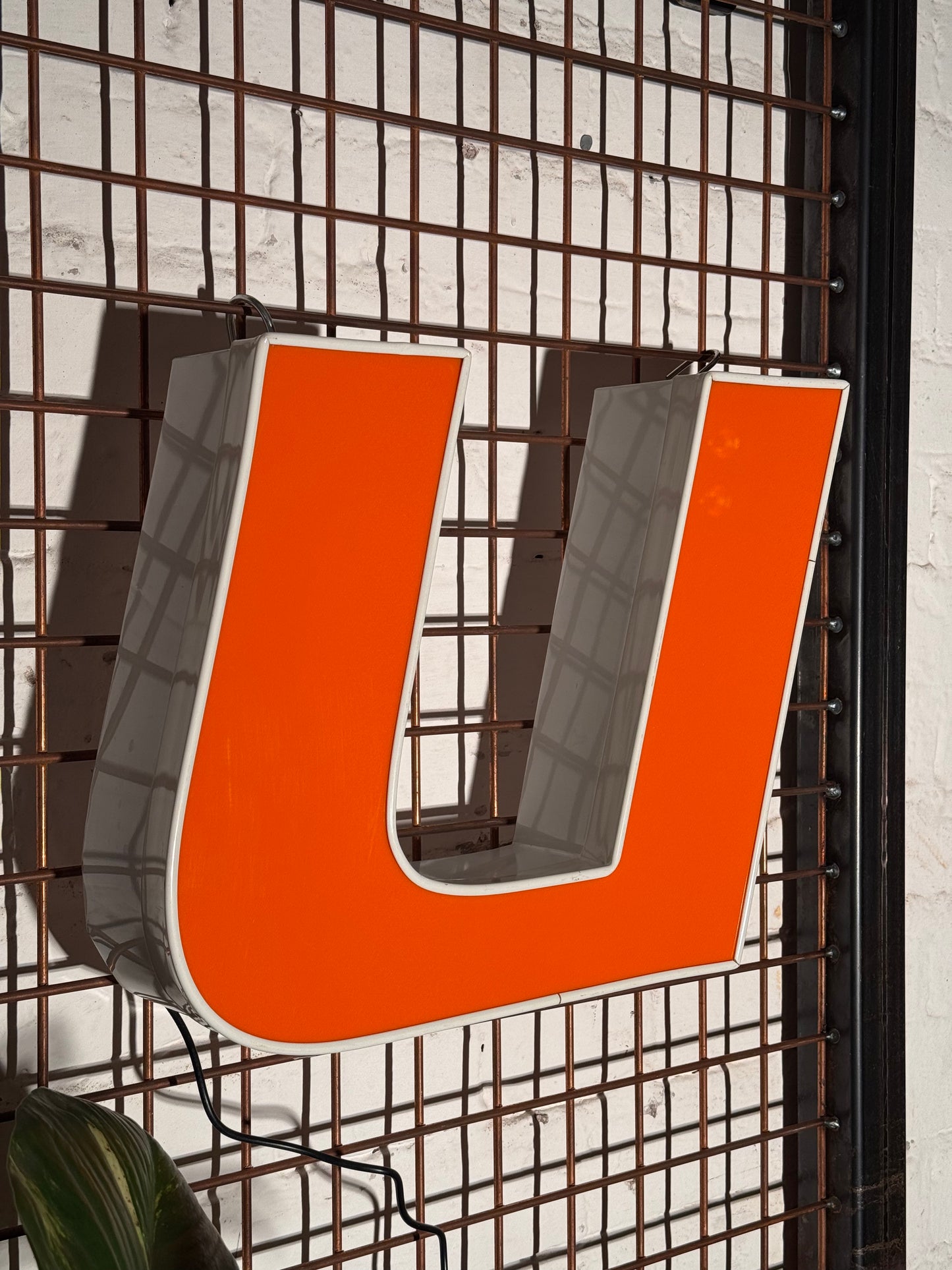 Leuchtbuchstabe U aus Metall orange – restauriertes Vintage Einzelstück aus Berliner Reklame