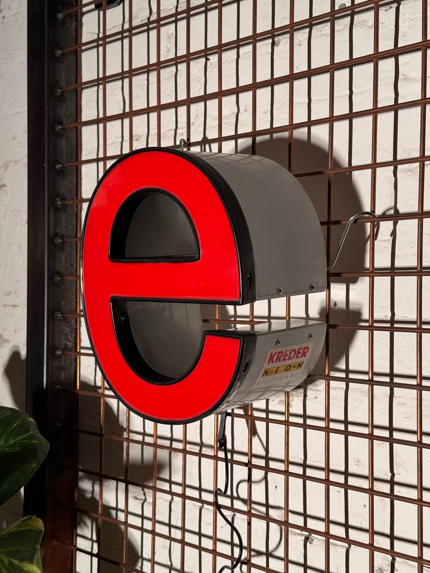 Leuchtbuchstabe E aus Metall rot – restauriertes Vintage Einzelstück aus Berliner Reklame