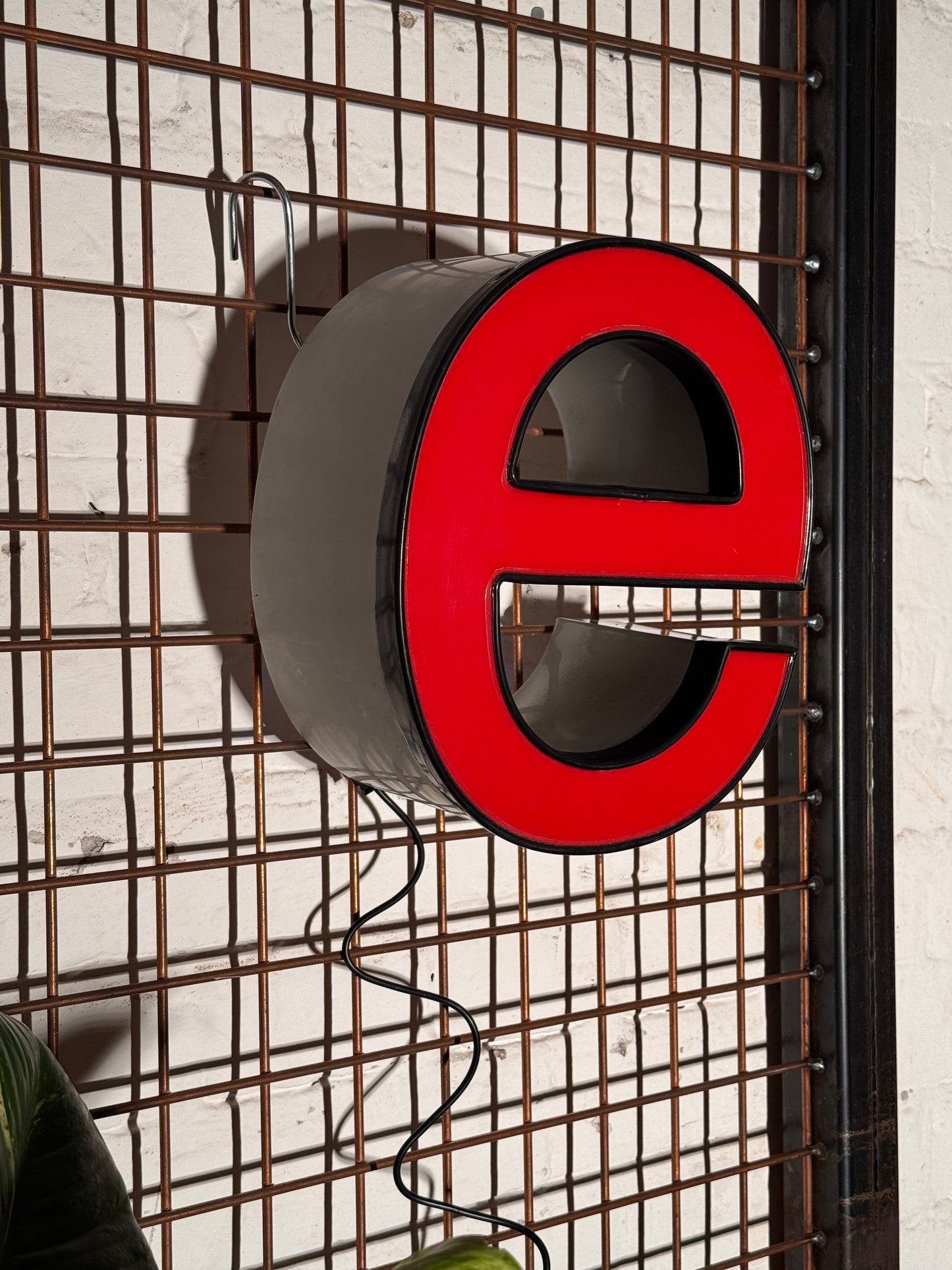 Leuchtbuchstabe E aus Metall rot – restauriertes Vintage Einzelstück aus Berliner Reklame