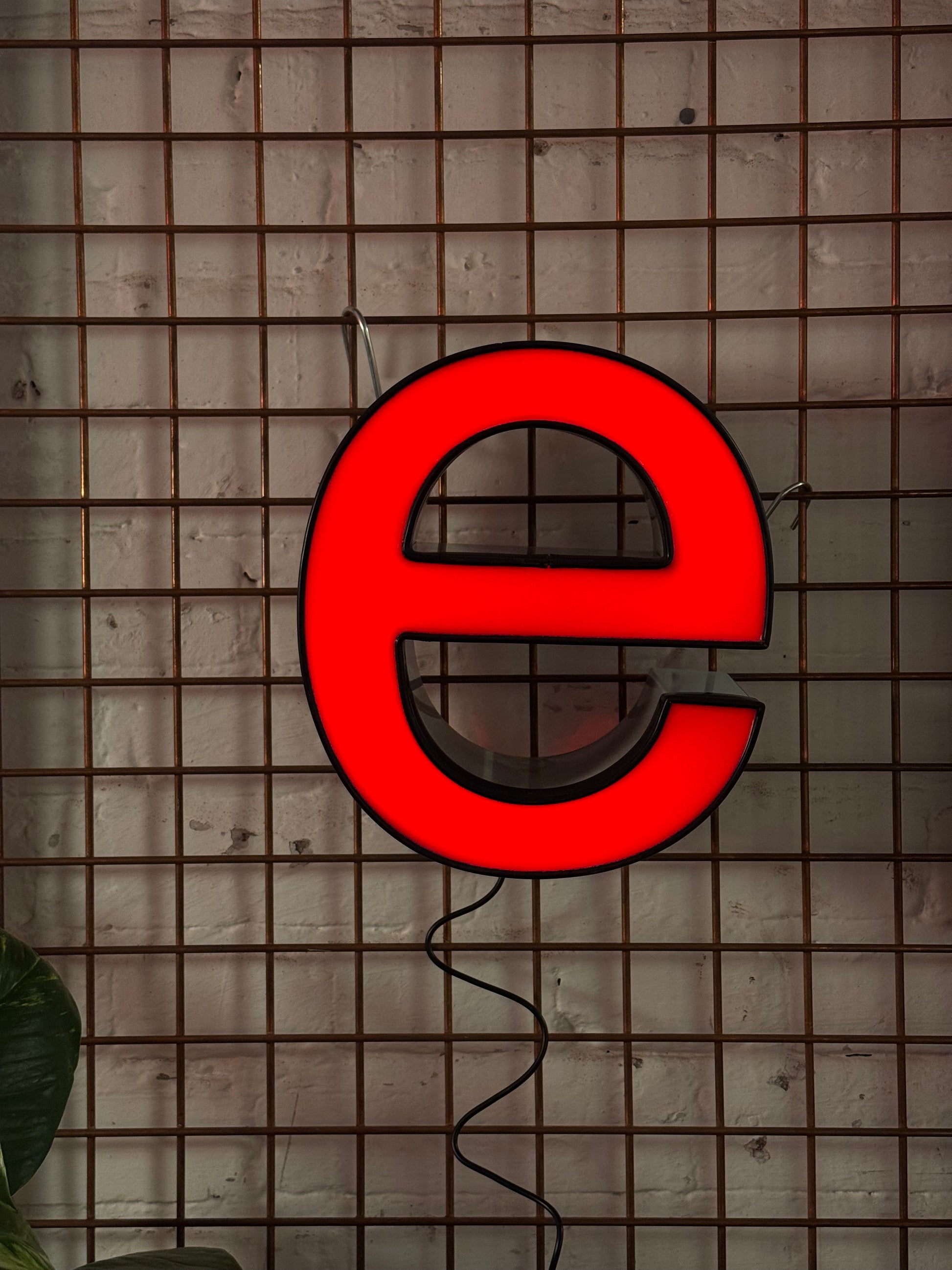 Leuchtbuchstabe E aus Metall rot – restauriertes Vintage Einzelstück aus Berliner Reklame