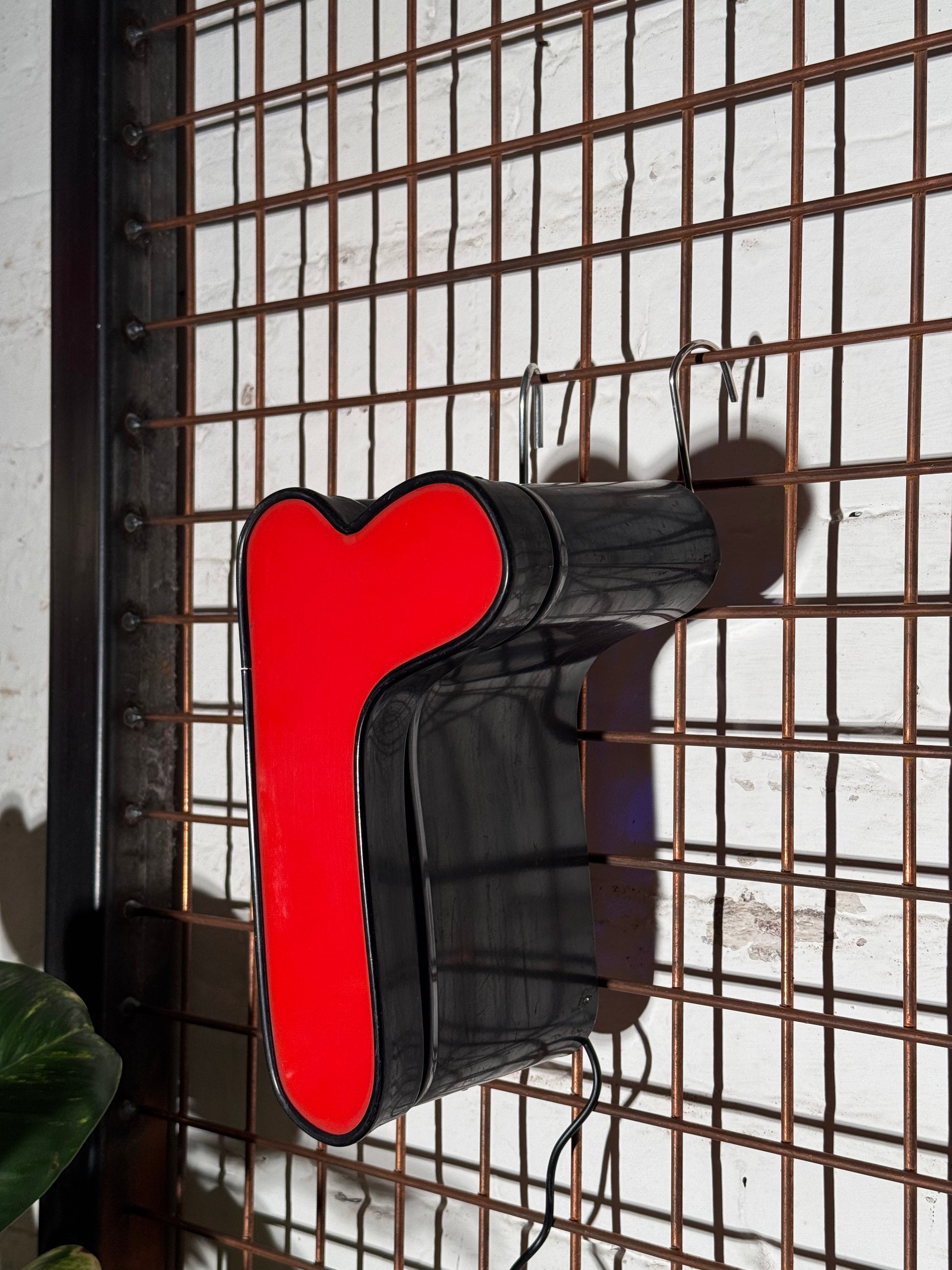 Leuchtbuchstabe R aus Metall rot – restauriertes Vintage Einzelstück aus Berliner Reklame